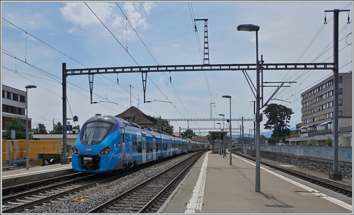 De blaue SNCF Coradia Polyvalent régional tricourant Z31545 und ein weiterer erreichen als Léman Express nach Coppet den Bahnhof von Versoix. 

28.Juni 2021