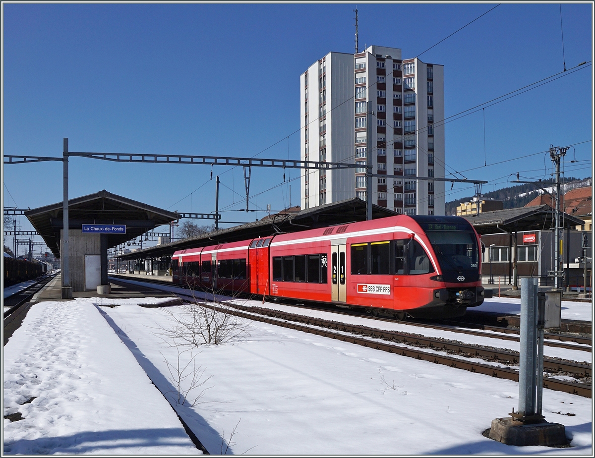 De SBB RABe 526 280 verlässt La Chaux de Fonds als RE Richtung Biel/Bienne.
18. März 2016