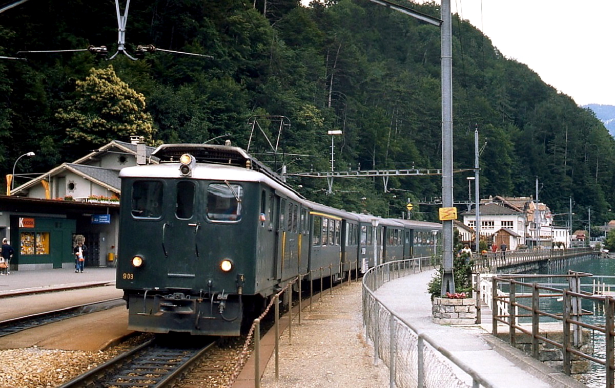 Deh 4/6 909 der Brnigbahn ist mit einem Regionalzug Anfang Mai 1981 im Bahnhof Brienz eingefahren