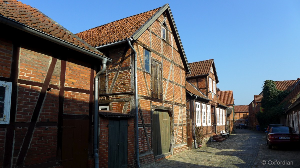 Deichstraße in Hitzacker mit Fachwerkbauten und Kopfsteinpflaster.