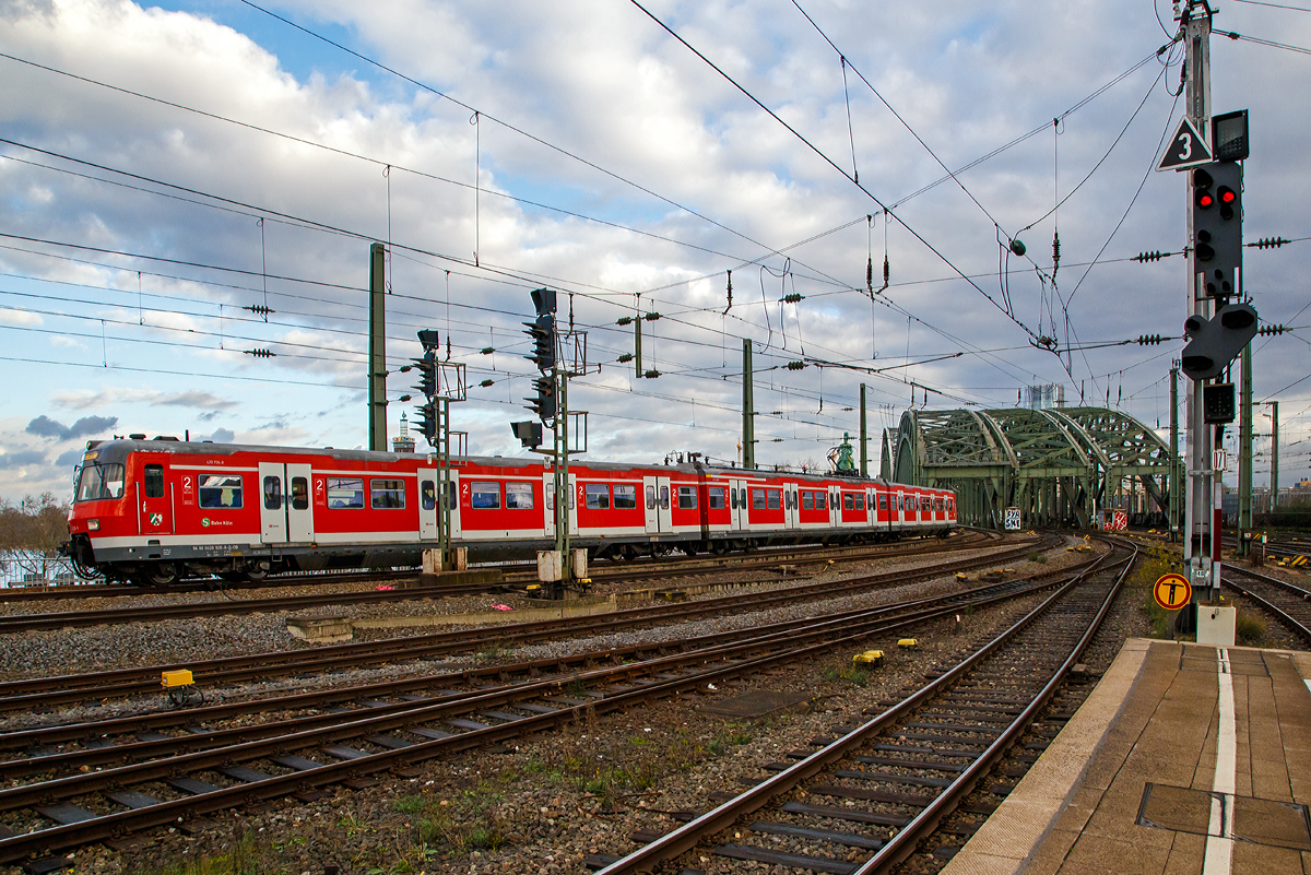 
Dem starken Adventverkehr sei Dank, so durfte auch dieser ET 420 wieder fahren...
Der ET 420 (bestehend aus 420 926-8 / 421 426 -8 / 420 426-9) der S-Bahn Köln hat am 22.12.2018 gerade die Hohenzollernbrücke verlassen und fährt in den Hbf Köln ein. 

Diese dreiteilige Elektrotriebzug-Garnitur aus der 7. Bauserie wurde 1992 von der Düsseldorfer Waggonfabrik AG (DUEWAG) unter den Fabriknummern 90296, 90302 und 90308 gebaut.

Die Entwicklung dieser dreiteiligen Elektrotriebzüge beruht auf Olympischen Spiele 1972 in München, da die Deutsche Bundesbahn dafür dringet neue S-Bahn-Triebzüge benötigte.
Angelehnt an die S-Bahn-Triebwagen von Hamburg und Berlin, sowie aus Erfahrungen mit den vorhandenen Wechselstrom-Triebwagen ET 27 und ET 30 (alte BR 427 und 430), entstand 1969 die ET BR 420/421. Bei diesen Fahrzeugen ist jeder Radsatz angetrieben. Die ET‘s bewährten sich ausgezeichnet und es wurden bis 1997 insgesamt 497 Stück dieser Baureihe gebaut. Die Endtriebwagen wurden als BR 420, der Mitteltriebwagen als BR 421 eingereiht.

TECHNISCHE DATEN:
Spurweite: 1.435 mm
Achsformel: Bo’Bo’+Bo’Bo’+Bo’Bo’
Länge über Kupplung: 67.400 mm (Endtriebwagens ET420 je 23,3 m und der Mitteltriebwagens ET421 ist 20,8 m lang)
Drehzapfenabstand: 16.500 mm (Endwagen) / 14.000 mm (Mittelwagen)
Achsstand im Drehgestell: 2.500 mm
Treibraddurchmesser:  850 mm (neu) / 780 mm (abgenutzt)
Eigengewicht: 129 t
Dauerleistung: 2.400 kW(3.250 PS)
Höchstgeschwindigkeit: 120 km/h
Anfahrbeschleunigung: max. 1,0 m/s², im Betrieb 0,9 m/s²
Anzahl der Fahrmotoren: 12
Motorentyp: Tatzlager
Kupplungstyp:  Scharfenberg Typ 10
Fußbodenhöhe: 1.030 mm
