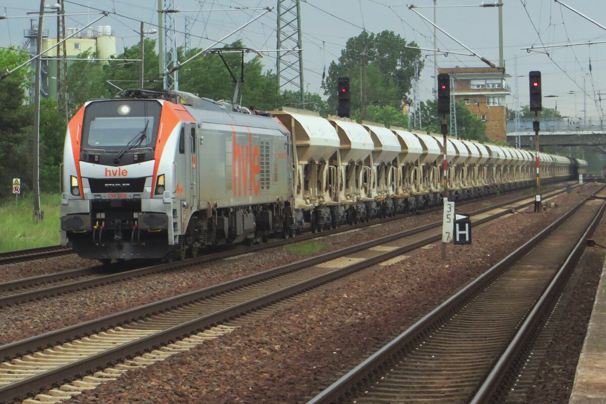 Den 23 Mai war qua Wetter eher trüb als HVLE 159 008 mit deren Ganzzug Berlin Schönefeld durchführ.