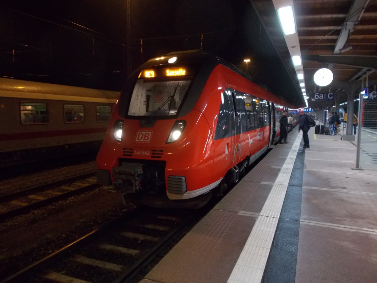 Den Abschluß meiner Berlinfototour,am 25.Oktober 2014,machte 442 842 der mich von Stralsund nach Hause brachte während der 442 als RE 13017 von Rostock nach Sassnitz fuhr.