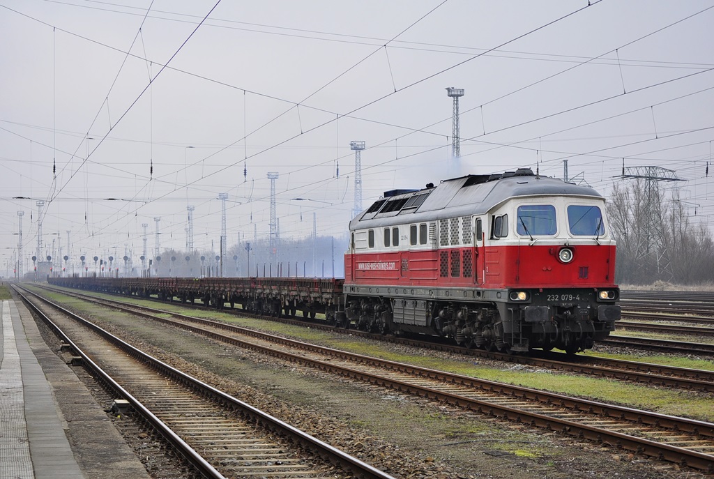 Den EK 53224 nach Waren(Müritz) bespannte am 16.02.2015 die 232 079,hier kurz vor der Abfahrt in Rostock-Seehafen.