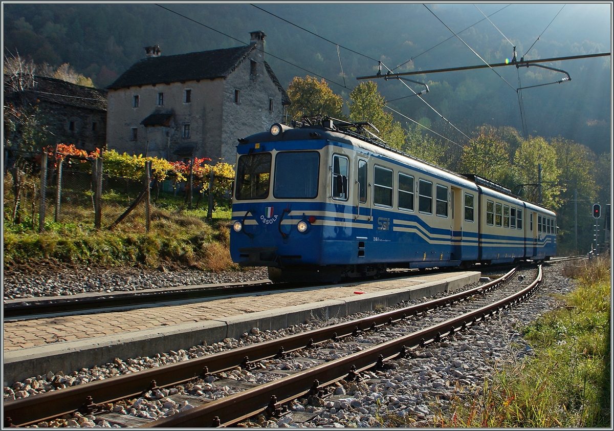 Den elften und letzten Zug des Tages versuchte ich im Gegenlicht aufzunehmen: Der ABe 8/8 23 Ossola unterwegs als Regionalzug 265 nach Re vor der Kulisse von Verigo. 

Herbst-Bilder auf dem SSIF Fahrplan hatten mich nach Verigo gelockt, um festzustellen, dass  Kopie  der Bilder nicht machbar war, da dazu wohl ein Zug aufs fotogenere Gleis 2 gestellt wurde und wohl von den Fenstern oder Balkonen aus Bilder gemacht wurden.
Trotzdem gelangen auch mir einige  Amateur-Bilder , die, wie ich hoffe, anzuschauen ebenso kurzweilig sind, wie das Anfertigen der Bilder.
31. Okt. 2014