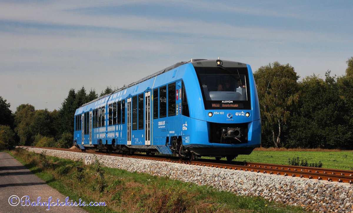 Den ersten Arbeitstag im Personen Nahverkehr bei den Eisenbahnen und Verkehrsbetriebe Elbe-Weser GmbH auf der KBS 122 kommt der Alstom ILint 654 102 am 17.09.2018 durch Klein Aspe Auf dem Hollen im Kreis Stade, mit Bahnhof Buxtehude.