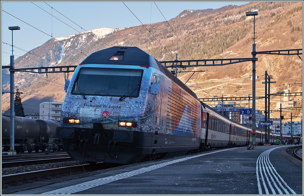 Den Japanern gleich getan: Einfach drauflosgeknipst, trotz misseralbem Licht. Die neue SBB Re 460 036-7 Werbelok in Martigny 20. Feb. 2015