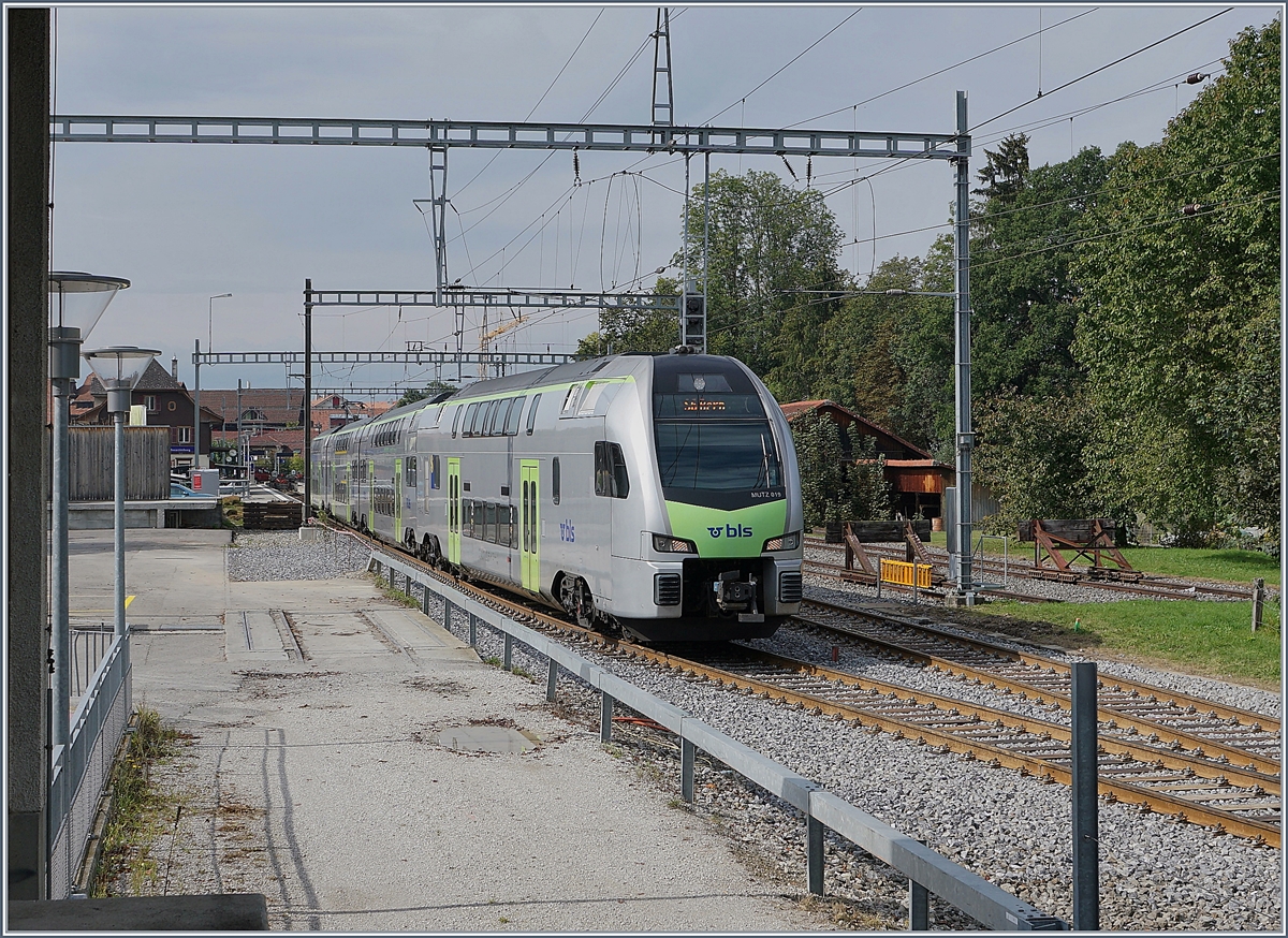Den mit einem schmucken Stationsgebäude ausgestatteten Bahnhof von Schwarzenburg verlässt der BLS MUTZ RABe 515 019 als S6 nach Bern. 

1. Oktober 2020 