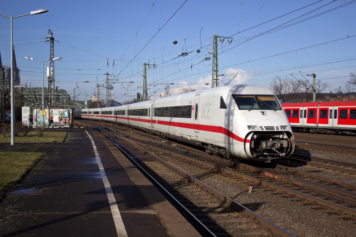 Den Mund nicht zu bekam 402 009, der hier am 25.02. durch Köln-Deutz fährt.