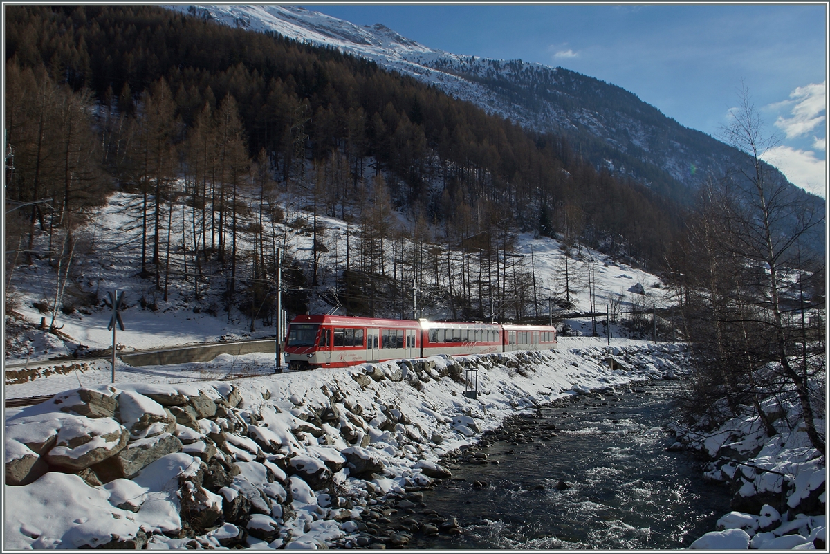 Den Steilhang hinter sich gelassen hat ein Zermatt Shuttle die Ebene von Täsch erreicht. 
28. Jan. 2015