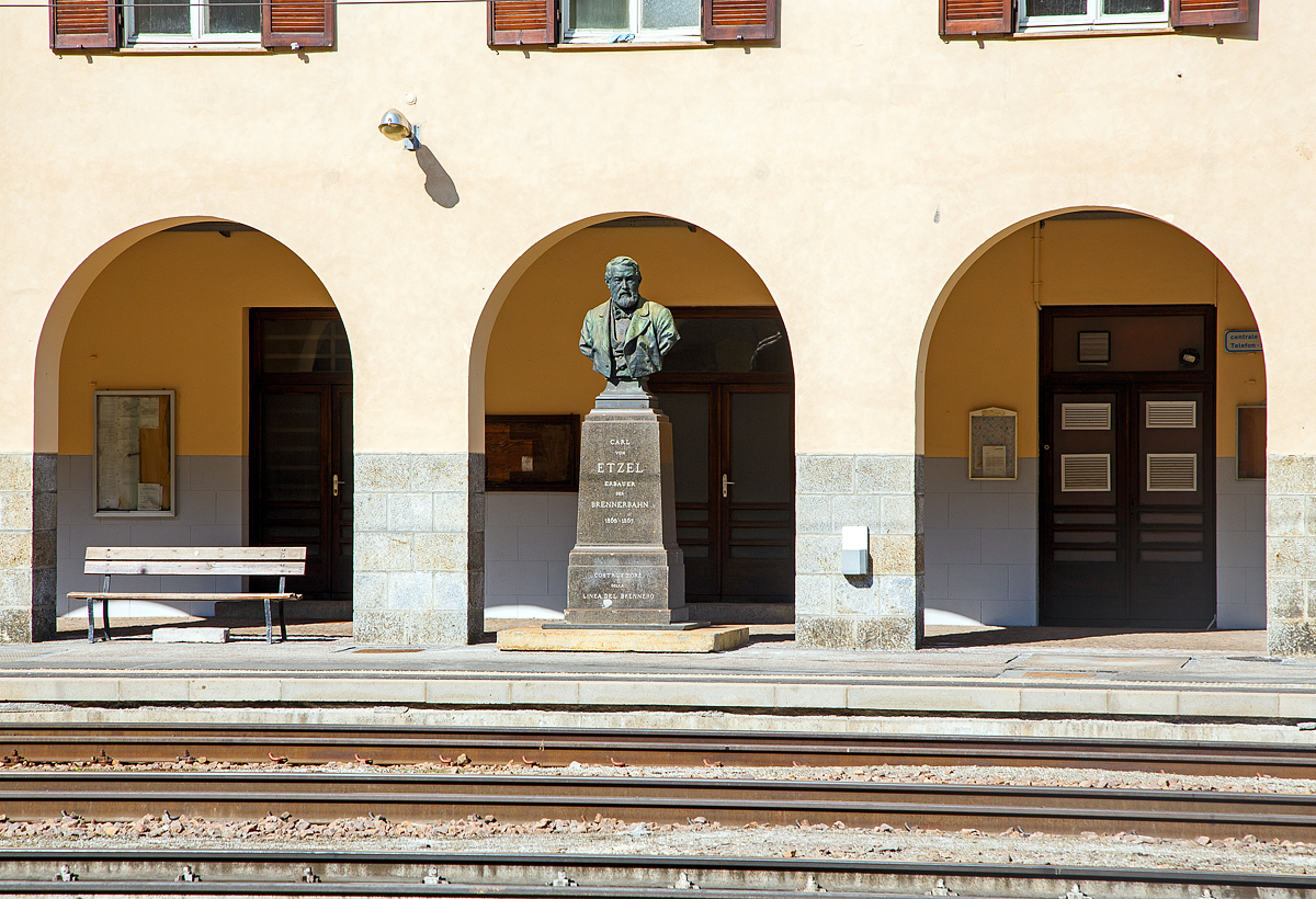 Denkmal/Bronzebüste von Carl von Etzel am Bahnhof Brenner (Stazione di Brennero) am 26.03.2022. 

Carl von Etzel, geb. 6. Januar 1812 in Stuttgart (Königreich Württemberg), gestorben auf einer Reich am 2. Mai 1865 in Kemmelbach bei Ybbs (Kaisertum Österreich), war ein deutscher Eisenbahningenieur und Architekt. Er schuf zahlreiche bekannte Eisenbahnstrecken, Brücken und Viadukte, darunter den Bietigheimer Eisenbahnviadukt. Sein berühmtestes und größtes Werk schuf er in Österreich, mit Brennerbahn (1864–1867), deren Vollendung er jedoch nicht mehr erlebte.

In seinem Leben hatte Etzel über 1.500 Kilometer Eisenbahnen selbständig gebaut und daneben größere und kleinere literarische Arbeiten verfasst.
