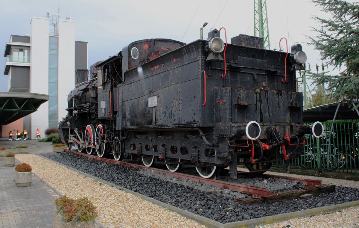 Denkmallok GySEV 324.1518 steht am ganz verregneten 16 September 2024 ins Bahnhof von Sopron.