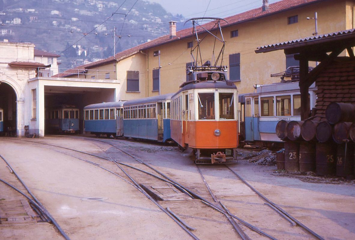 Depot La Santa der Lugano-Cadro-Dino Bahn am 4.April 1966. Im Vordergrund der rote Triebwagen 10 (ehemals Biel-Meinisberg), dazu noch zwei Tramwagen der einstigen Trambahn von Lugano. 