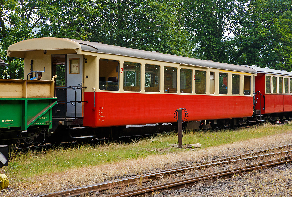 Der 1.000 mm 1./2. Klasse KAB4i Schmalspur-Personenwagen AB 38 IBS (IBS = Interessengemeinschaft Brohltal-Schmalspureisenbahn), der Gattung KAB4i, ex BOB AB 205, am 24.05.2015 im Bahnhof Brohl BE.

Der Leichtstahlwagen mit offenen Plattformen wurde 1952 von SIG (Schweizerische Industrie-Gesellschaft) für die BOB (Berner Oberland Bahn) gebaut und als BOB BC 205 geliefert.

Zwischen 1951 und 1956 lieferte die Schweizerische Industrie Gesellschaft (SIG) der BOB 12 Plattform-Personenwagen der Gattungen BC4 und C4. Die Wagen hatte ein WC in der Wagenmitte eingebaut, hingegen wurde die Plattform offen ausgeführt, also auf Türen und Stirnwand verzichtet. Schon nach kurzer Zeit wurden die Wagen in AB und B umbezeichnet. Über 40 Jahre verkehrten diese ansprechenden Wagen auf den Strecken der BOB, zeitweise sogar in direkten Zügen der Brünigbahn von Luzern nach Grindelwald/Lauterbrunnen. Seit den 90er-Jahren wurden einige Wagen aus dem Betrieb genommen. Ab dem Jahr 2000 wurden alle Wagen verkauft, sieben gingen zur Brohltalbahn (33–39) nach Deutschland und fünf zur CFBS (Chemin de Fer de la Baie de Somme) nach Frankreich.

TECHNISCHE DATEN:
Spurweite: 1.000 mm (Meterspur)
Anzahl der Achsen: 4
Länge über Puffer: 16.300 mm
Drehzapfenabstand: 12.830 mm
Eigengewicht: 14 t
Sitzplätze: 66 (18 in der 1. Klasse und 48 in der 2. Klasse)
Höchstgeschwindigkeit: 75 km/h (bei der BOB, auch SBB/LSE)
Zugelassen für Steilstrecke (50 ‰ bei der Bohltalbahn)
Bremse: O-P

