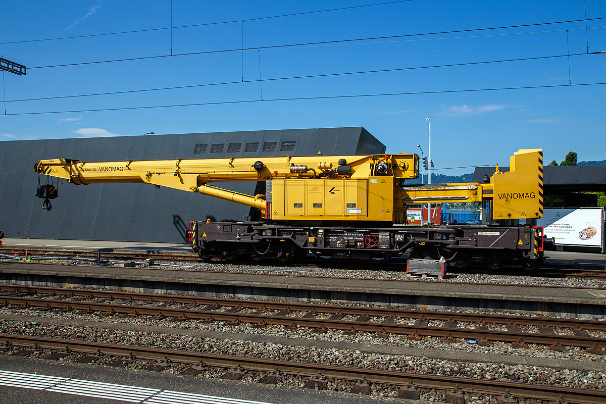 Der 110t - KIROW Gleisbauschienenkran KRC 1010 der Vanomag AG, Mechanischer Gleisbau, (CH 6304 Zug), Kran XI, Schweres Nebenfahrzeug Nr. 99 85 9219 031-3 CH-VMG VTmaass, abgestellt am 07.06.2015 in Zürich-Tiefenbrunnen. 

Der 110-t-Eisenbahndrehkran (auch Gleis- und Brückenbaukran) wird für den Aus-und Einbau von schweren Betonweichen, Gleisjochen und Hilfsbrücken sowie für die Montage von Ingenieurbauwerken eingesetzt. Bei Havarien auf Bahnstrecken leistet er schnelle Hilfe zum Bergen schwerer Lasten.

Der Kran wurde 2009 von Kirow Ardelt GmbH in Leipzig unter der Fabriknummer 152000 gebaut. Die maximalen Tragfähigkeiten sind abgestützt 110 t und freistehend 80 t.

Technische Daten
Spurweite: 1.435 mm (Normalspur)
Länge über Puffer: 14.000 mm
Achsanzahl: 8
Drehzapfenabstand: 9.000 mm
Drehzapfenabstand im Drehgestell 1 und 2: 2.300 mm
Achsabstand in den Einzeldrehgestellen: 1.100mm
Ergebene Achsabstände in m: 1,1 / 1,2 / 1,1/ 5,6 / 1,1 / 1,2 / 1,1
Achsfolge: 1'A'1A'A1'A1'
Eigengewicht: 109 t (in Transportstellung) / 143 t (Arbeitsgewicht)
Achslast: 13,7 t (in Transportstellung)
Fahrgeschwindigkeit im Zugverband: 120 km/h
Fahrgeschwindigkeit mit Eigenantrieb: 25 km/h (Steigfähigkeit
max. 50 ‰)
Dieselmotor: wassergekühlter 6-Zylinder -Reihenmotor, vom Typ Cummins QSB 6.7 mit Abgasturboaufladung und  Ladeluftkühlung 
Motorleistung:  ca. 200 kW
Not-Dieselmotor: luftgekühlter 2-Zylinder-Viertakt-Dieselmotor mit Direkt-Einspritzung, vom Typ Hatz 2 G 40 mit ca. 15 kW Leistung
kleinster befahrbarer Radius: 80 m