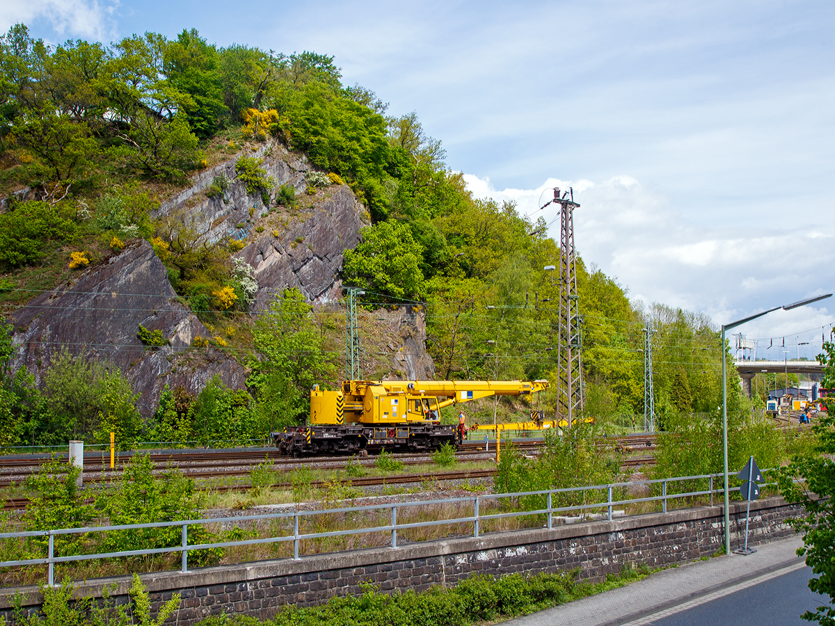 
Der 125t - KIROW Gleisbauschienenkran KRC 810 T der Hering Bau (Burbach), Schweres Nebenfahrzeug Nr. D-HGUI 99 80 9419 010-0, fährt am 09.05.2015, nach dem Ablegen einer Weiche im Hbf Siegen, nun wieder Rückwärts zum Lagerplatz um das nächste Teil zu holen.

Der Kran wurde 2013 von KIROW in Leipzig unter der Fabriknummer MT2012170324 gebaut und an die Hering Bau geliefert. Die Hering Bau gehört in Deutschland zu den größten Eisenbahnkran-Dienstleistern, sie hat 10 eigene Krane.

Der 125-t-Eisenbahndrehkran wird für den Aus-und Einbau von schweren Betonweichen, Gleisjochen und Hilfsbrücken sowie für die Montage von Ingenieurbauwerken eingesetzt. Bei Havarien auf Bahnstrecken leistet er schnelle Hilfe zum Bergen schwerer Lasten.