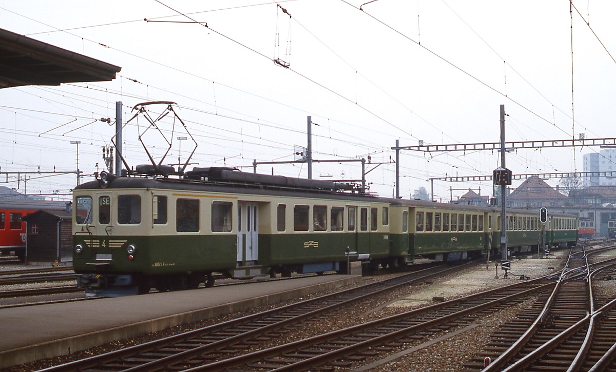 Der 1950 von SWS/MFO gebaute ABDe 4/4 4 der SZB verlt im Juli 1983 den Bahnhof Solothurn in Richtung Bern