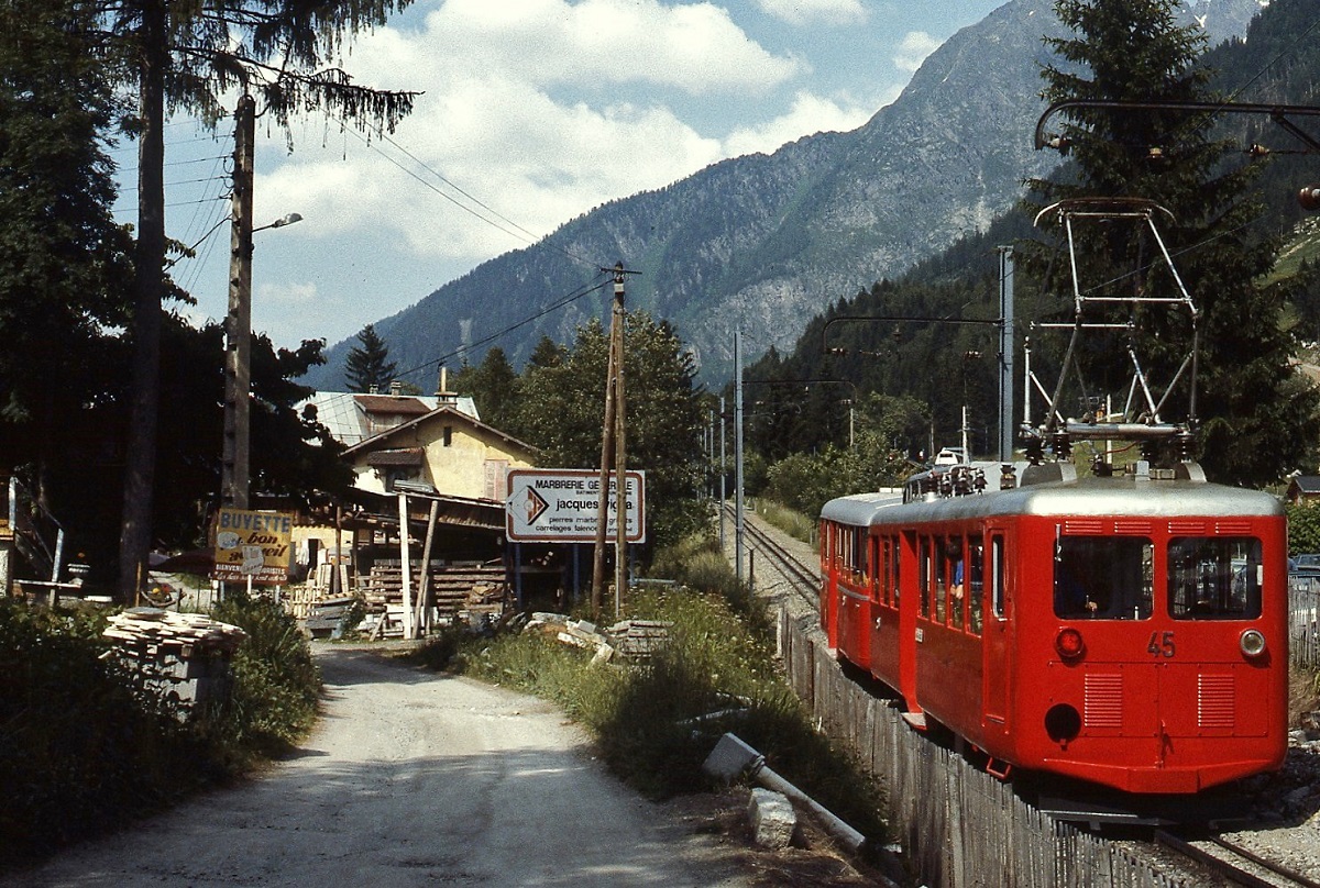 Der 1954 von SLM/MFO gebaue Beh 4/4 45 der Zahnradbahn Chamonix - Montenvers verläßt im Juli 1983 Chamonix