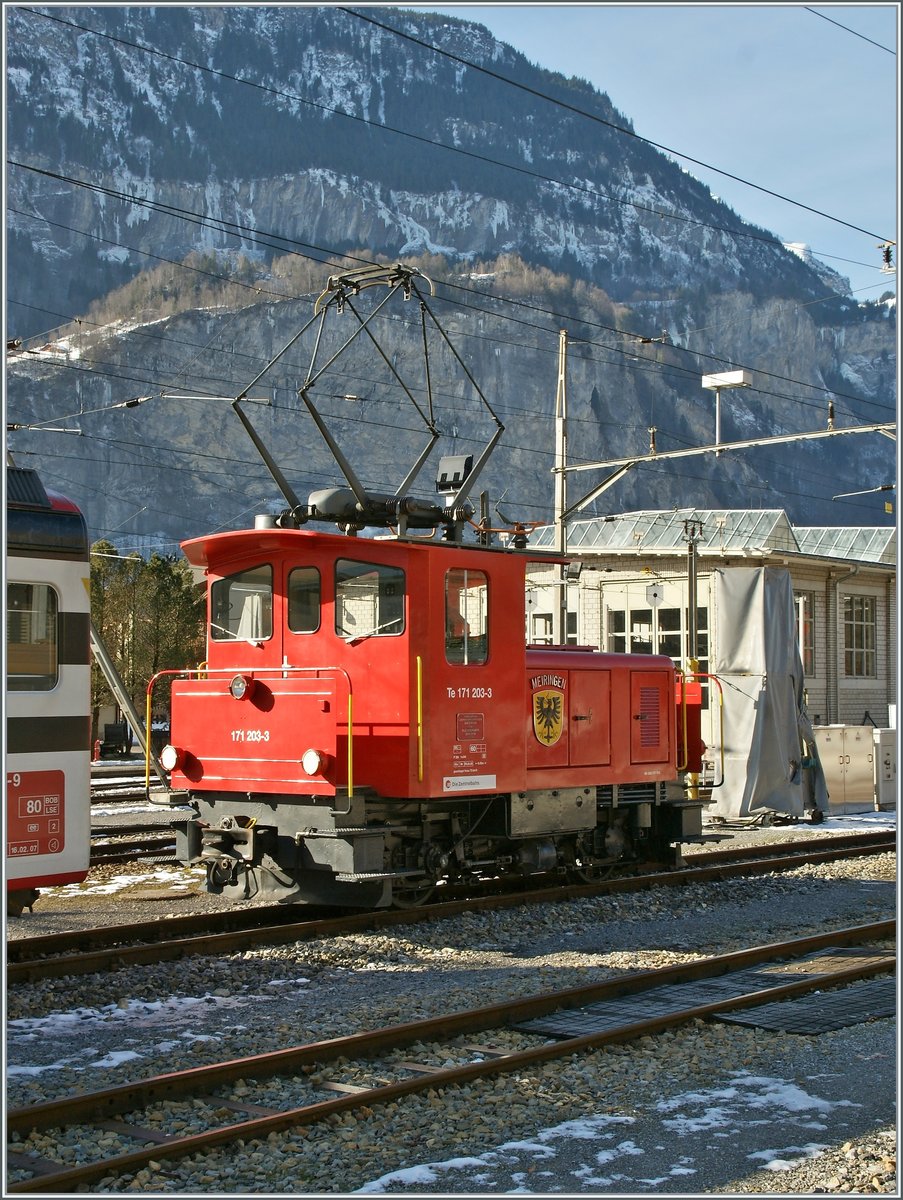 Der 1962 gebaute Brüngibahn ZB Te 171 203-3  Meiringen  rangiert in Meiringen.

5. Februar 2011 