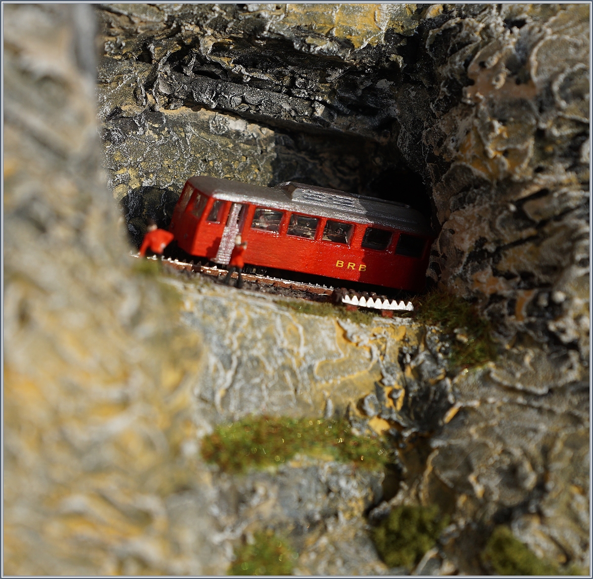 Der 1964 von der SLM projektierte im Original jeoch nie gebaute Brienz Rothorn Bahn BREB Bhm 2/4 beim  Felsenfenster  auf meinem Mini BRB Diorama. 
14. Feb. 2017