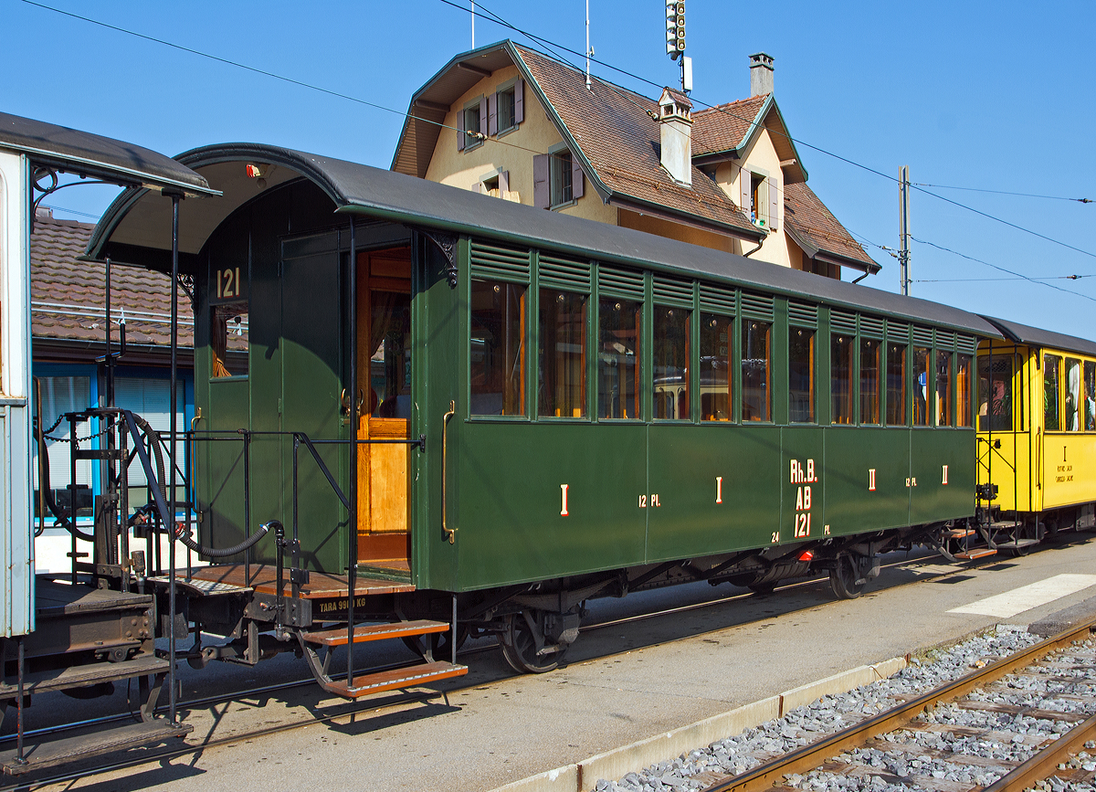 
Der 2-achsige Abteilwagen ex RhB  AB 121 (1. u. 2. Klasse) der Museumsbahn Blonay-Chamby, hier am 27.05.2012 im Bahnhof Blonay.Ein ehemals luxuriser Wagen fr die Albulabahn (mit 4 Abteilen und WC), erkennbar an der originellen Fenstereinteilung. 

Der Wagen wurde 1903 bei SIG (Schweizerische Industrie-Gesellschaft) fr die Erffnung der Albulabahn gebaut.  Mit Erffnung der Albulabahn der Rhtischen Eisenbahnen, gab es nun eine direkte Verbindung von Chur nach Saint-Moritz und das Oberengadin. ber zwanzig Wagen hnlich diesem AB 121 wurden in Betrieb genommen. Ausgestattet mit elektrischer Beleuchtung, ein Luxus zu einer Zeit, in der noch kein Strom in die Haushalte gelangt ist. Die Wagen haben einen Seitengang, Toiletten und geschlossene Abteile, so boten die RhB ihren Passagieren einen Komfort, der den der groen Bahn wrdig war. Dies schtzen insbesondere britische Gste, an Bord des  Engadin Express , fr die alles getan wurde um sie zu den in St. Moritz erbaute luxurisen Palste zu befrdern. Dank ihnen hat die gesamte Region Oberengadin den internationalen Ruhm erlangt.

Der AB 121 wurde bis Ende der 1960er Jahre von der RhB verwendet und 1972 an Blonay-Chamby verkauft. Seit 2005 hat der Wagen wieder seinen frheren Glanz, dank vieler Arbeitsstunden der Freiwilligen des Museums zurck.

TECHNISCHE DATEN:
Baujahr: 1903 (fr Erffnung Albulabahn)
Hersteller: SIG
Spurweite: 1.000 mm
Anzahl der Achsen: 2
Lnge ber Kupplung: 10.440 mm
Achsabstand: 5.000 mm
Laufraddurchmesser: 750 mm (neu)
Sitzpltze: 24 (je 12 in der 1. Und 2. Klasse)
zulssige Geschwindigkeit: 60 km/h
Leergewicht: 9.900 kg
