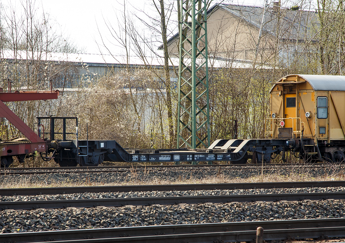 
Der 2-achsige Sonderwagen mit Tiefladebühne (Tiefladewagen mit 2 Radsätzen) DB 21 80 9905 904-8 RIV, der Gattung Uik 630, ex DR St Augburg, ex DB St 37, ex DB St 101, am 25.03.2017 beim DB Museum Koblenz-Lützel (der Wagen steht im Abstellbereich neben dem Museum).

Bei diesem Wagen handelt es sich um einen Sonderwagen der Gattung U mit zwei Achsen, einer Tiefladebühne und einer Lastgrenze unter 20t. Der Wagen wurde 1944 von der Rigaer Waggonfabrik gebaut.

TECHNISCHE DATEN:
Gattung/ Bezeichnungen: 
1944-1953: DR St Augburg
1953-1964: DB St 37
1964-1981: DB St 101
1981- : DB Uik 630
Spurweite: 1.435 mm
Länge über Puffer : 12.300 mm
Wagenlänge (Ladefläche über Tiefladebühne): 11.000 mm
Ladefläche in der Tiefladebühne: 5.500 mm
Achsabstand: 9.000 mm
Laufraddurchmesser: 940 mm
Höchstgeschwindigkeit: 90 km/h 
Eigengewicht: 13.310 kg
Nutzlast: 16,0 t
