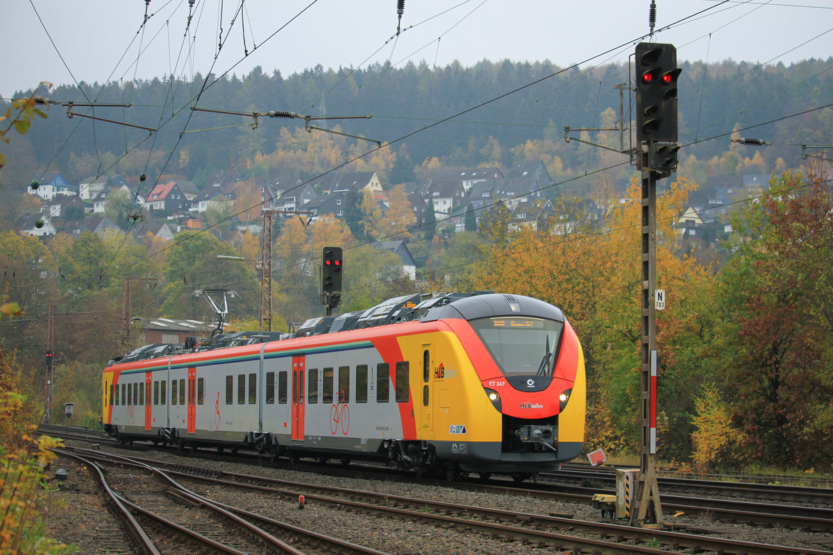 Der 2018 von Alstom gebaute 1440 347 (94 80 1440 347-1 D-HEB) durchfährt hier am 04.11.2018 Siegen-Ost in Richtung Siegen.

Scheinbar sind die 1440 nun auch am Wochenende auf der RB 95 anzutreffen - Den Fotografen freut's!