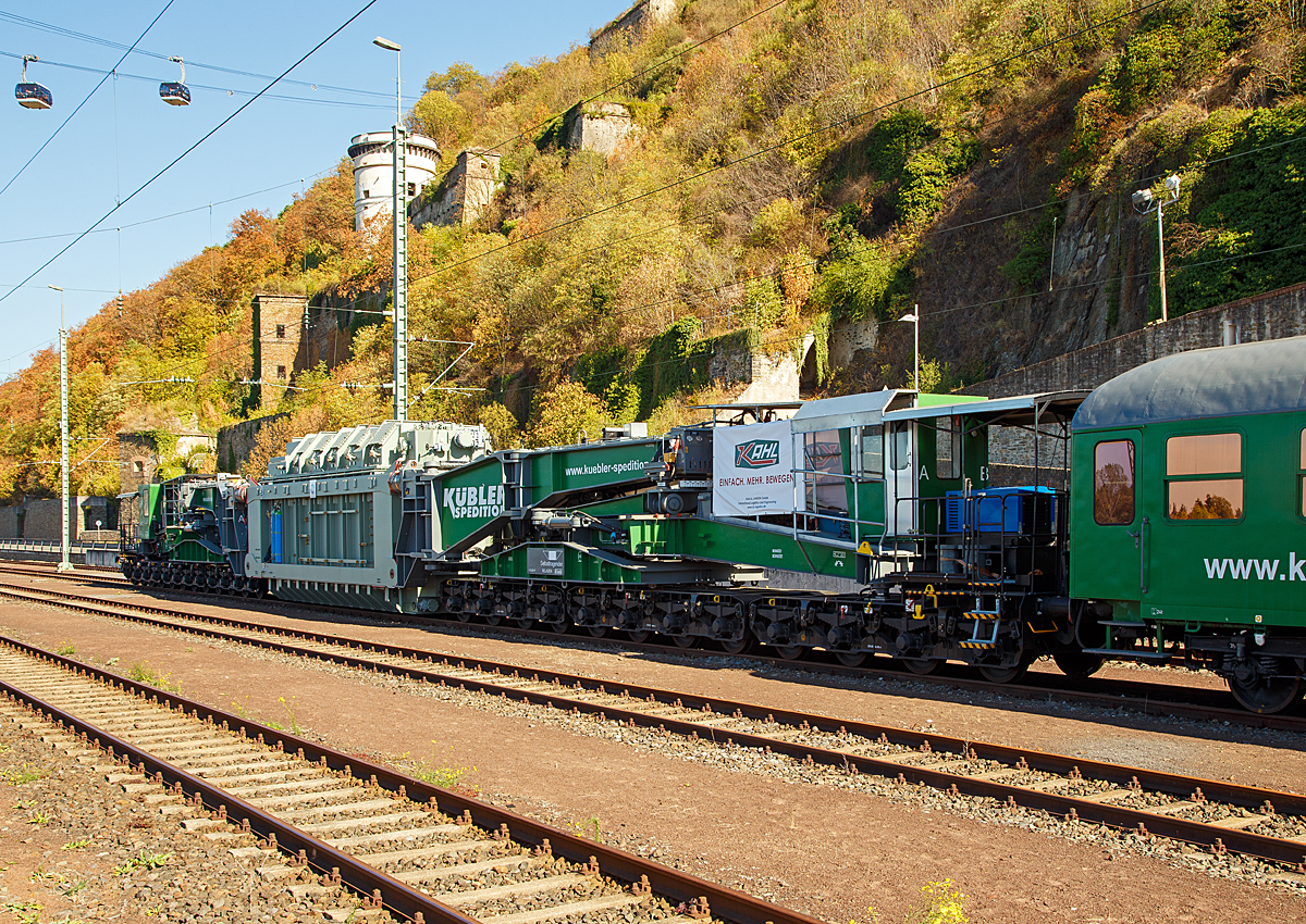 
Der 24-achsiger Tragschnabelwagen TSW 348 der Kübler Spedition, UIC 83 54 9964 002-6 CZ ELBA Uaai (eingestellt über ELBA Logistik GmbH) beladen mit einem 300 t schweren (ohne Ölfüllung) 300 MVA Transformator von General Electric ist am 13.10.2018 beim Bahnhof Koblenz-Ehrenbreitstein, mit dem Begleitwagen zum Tragschnabelwagen D-ELBA 56 80 89-40 305-5  WGSmk 855, abgestellt. Mit Ölfüllung würde der Trafo sogar in der Transportstellung 353 t wiegen und könnte dann nicht mehr mit diesem Wagen gefahren werden. 

Der Tragschnabelwagen wurde 2016 von Kübler gebaut.

TECHNISCHE DATEN des TSW 348 (laut Anschriften):
Spurweite: 1.435 mm (Normalspur)
Anzahl der Achsen: 24 in 6 Drehgestellen á 4 Achsen
Gattung/Bauart: Uaai 
Länge über Puffer: 44.350 mm (Leerfahrt) / 55.500 mm (mit Trafo)
Drehzapfenabstand zwischen den Drehgestellen: 6.000 mm
Eigengewicht: 176 t
Maximale Ladegewicht: 358 t
Max. Achslast: 24 t 
Höchstgeschwindigkeit: 90 km/h (Leerfahrt) / 65 km/h (Beladen)
Kleinster befahrbarer Gleisbogenhalbmesser: 75 m (bei Außen Führung), 150 m ( bei Innen Führung)
Bremse: KE-GP LL (6x DRV 2A-450)
Zulassungen für: CZ, SK, D, CH, S
