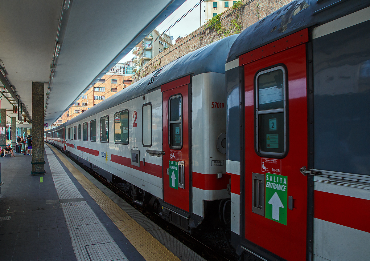 Der 2.klasse Trenitalia IC Reisezugwagen mit Gepäck- und Fahrradabteil sowie Bistro Self Service  61 83 85-90 001-3 I-TI der Gattung BHR (ex WR) am 23.07.2022, eingereiht als Wagen 3 in den IC 666 (La Spezia Centrale - Milano Centrale), im Bahnhof Genua / Genova Piazza Principe.

Wir sind in diesem Wagen Levanto bis Genova gefahren. Der Wagen hat 2 Rollstuhlplätze, ein Gepäck- und Fahrradabteil, sowie einen Bistrobereich mit Self Service (Automaten). Angenehm ist die 2/1Bestuhlung, so dieser Wagen nur 22 Sitzplätze. 

TECHNISCHE DATEN: 
Spurweite: 1.435 mm
Länge über Puffer:  26.400 mm
Drehzapfenabstand: 19.000 mm
Sitzplätze: 22 (2. Klasse) 
Eigengewicht: 47 t
Höchstgeschwindigkeit:  200 km/h
Bremsbauart:  Freno WU-R
