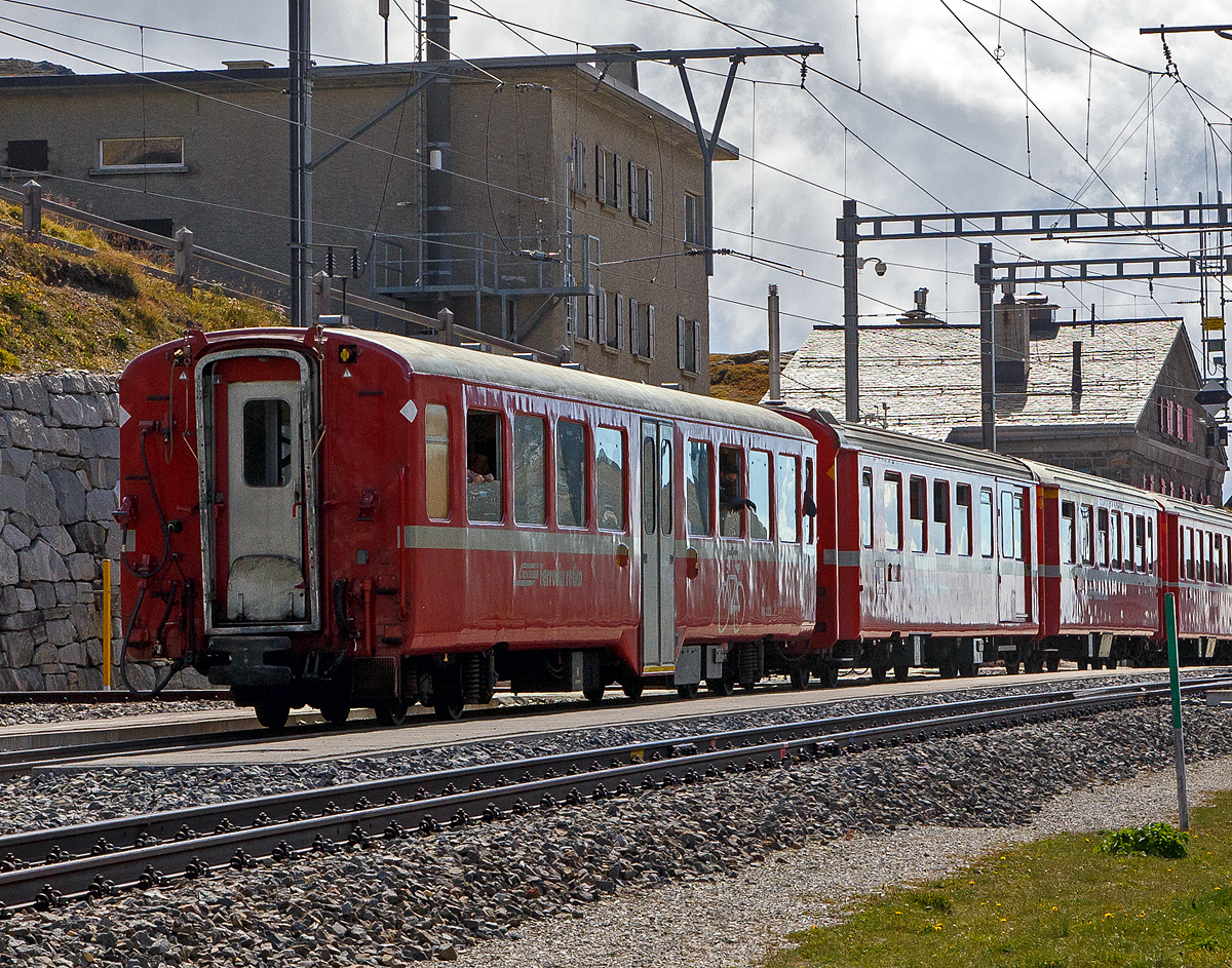 Der 4-achsige Bernina Velowagen RhB WS 3922, ex B 2333, ex C4 2333, am 06.09.2021 bei der Station Ospizio Bernina im Zugverband (Zugende). Velo ist die Schweizer Bezeichnung fr Fahrrad.

Bedrfnis Velotransport auf der Berninastrecke
Im Gebiet Engadin und Bernina wird der Velosport durch die  Tourismus-Organisationen sehr stark gefrdert. Dies hat auch  zur Folge, dass der Velotransport per Bahn zugenommen hat. Der bestehende Stauraum im Gepckabteil hat oft nicht mehr  gengt. Fr die Stammnetz-Strecken wurden in den Jahren 2001–2008 vier Velowagen (WS 3911–3914) aus Mittelwagen hergerichtet. Diese Wagen sind zu lang fr die Berninastrecke. Es wurden verschiedene Lsungen untersucht, z.B. der Umbau  von Bernina-Wagen oder das Krzen der StN-Wagen um zwei  Meter.  Auf Bernina-Wagen kann jedoch nicht verzichtet werden, da sonst das Sitzplatzangebot reduziert wrde. Die Krzung von Stammnetz-Wagen um zwei Meter ist auch sehr  aufwendig und unwirtschaftlich. Nach langem Suchen wurde eine Wagenserie gefunden, die geeignete Wagenkastenabmessungen fr die Berninastrecke aufweist. Mit einem vom R-ES entwickelten Profilberechnungsprogramm wurde ermittelt, um wie viel der Drehgestell-Abstand gendert werden muss, damit die Wagen auch auf der Berninastrecke eingesetzt werden knnen. 

Umbau zu Velowagen Bernina
An den beiden Wagen B 2332–2333 wurden die Schemeltrger  (Drehgestell-Quertrger)  herausgetrennt  und je Seite um 550 mm nher wieder eingeschweit. Somit wurde der  Drehgestellabstand von 12.390 mm auf 11.290 mm reduziert.  Der Innenraum wurde genau gleich umgebaut wie die vorhandenen Velowagen WS 3911–3914.

Die beiden Velowagen WS 3921–3922 knnen im Sommer auf  dem gesamten RhB-Streckennetz eingesetzt werden, sind jedoch vorzugsweise auf der Berninalinie im Einsatz. Im Winter knnen die beiden Wagen in den Schlittenzgen mit den vier anderen Velowagen eingesetzt werden. Die beiden Velowagen  wurden mit der Mehrzugsteuerung ausgerstet und sind somit auch pendelzugfhig. 
Die beiden Velowagen besitzen jeweils 52 Klappsitzpltze und 48 Velohaken.

TECHNISCHE DATEN:
Hersteller: SWS 
Baujahre: 1948, Umbau zum Velowagen 2011
Spurweite: 1.000 mm
Anzahl der Achsen: 4
Lnge ber Puffer: 17.630 mm
Drehzapfenabstand: 11.290 mm  (zuvor 12.390 mm)
Drehgestellbauart: SWS 47 mod.
Sitzpltze: 52 (Klappsitze)
Eigengewicht: 25,0 t
Ladegewicht: 21,0 t
zulssige Geschwindigkeit: 90 km/h
Lauffhig: StN (Stammnetz) / BB (Berniabahn) / MGB (Matterhorn Gotthard Bahn)
