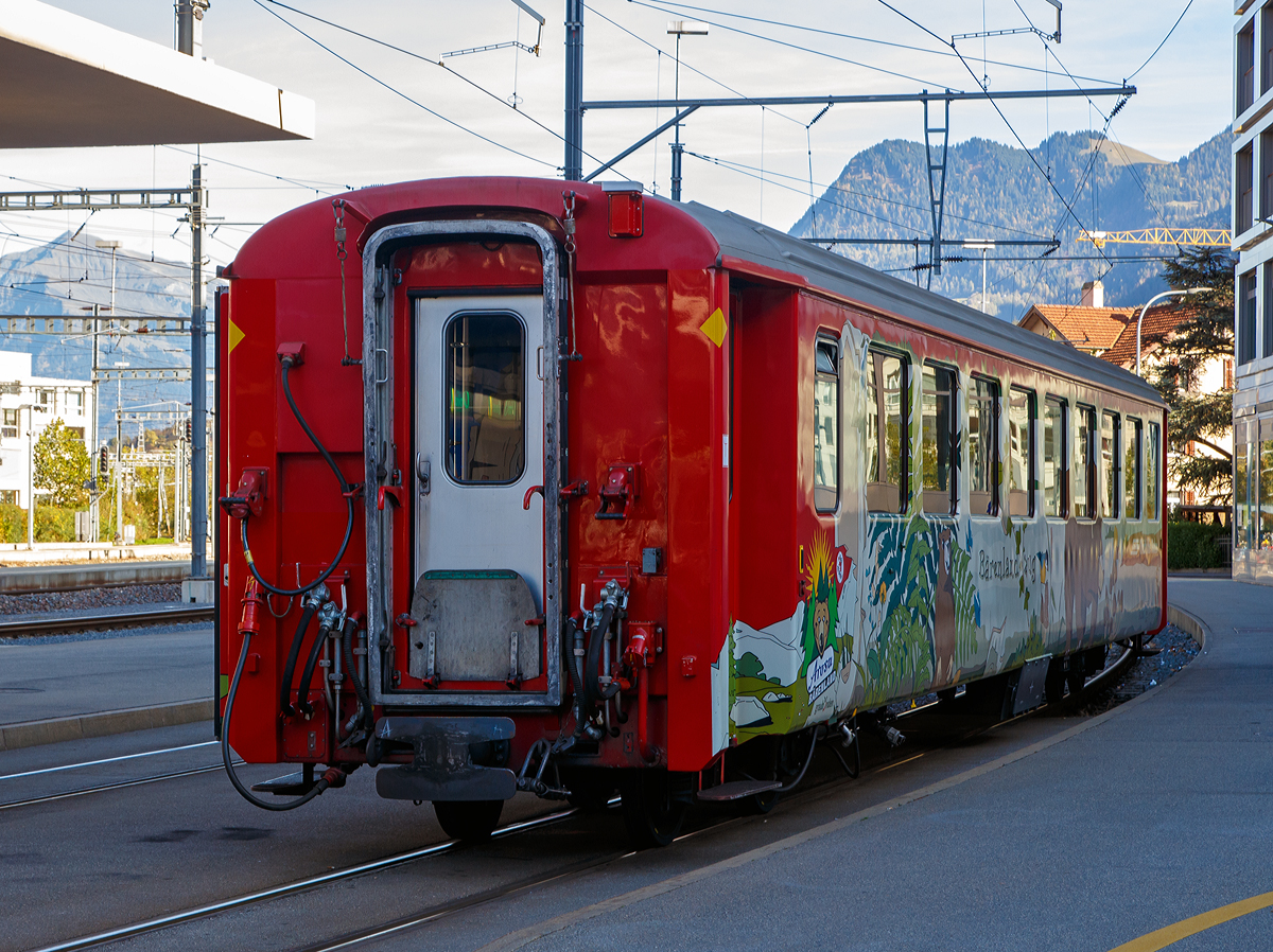 Der 4-achsige RhB Einheitswagen I (EW I) - B 2315  Brenland Arosa , ein 2. Klasse Personenwagen abgestellt am 01.11.2019 in Chur (Bahnhofsvorplatz).

Im August 2018 wurde bei Arosa das Brenland erffnet. Fr diesen Anlass hat die RhB die Einheitswagen EW I B 2315 -2319 zu Brenlandwagen innen und auen umgestaltet. Mit der Bahn anreisende Besucher knnen sich bereits whrend der Bahnfahrt zum Beispiel mit Bchern einstimmen. 

Mit mehr als 100 Fahrzeugen bilden die als Einheitswagen I bezeichneten Personenwagen bis heute die grte Serie im Rollmaterialbestand der RhB. Das Fahrzeugkonzept wurde Anfang der sechziger Jahre in enger Zusammenarbeit zwischen Industrie und RhB entwickelt. Als Neuheit galten damals die Einstiegsbereiche mit WC und Stauraum fr sperriges Gepck an den Wagenbergngen. Folglich weicht das Konzept deutlich von den Mitteleinstiegswagen aus den vierziger Jahren ab.

Die ersten von FFA und SIG gebauten Einheitswagen I wurden Ende 1963 in Betrieb genommen. In einem Zeitraum von etwa zehn Jahren wuchs der Bestand an EW I kontinuierlich. Neben den 18,42 m langen Wagen, die hauptschlich auf dem Stammnetz eingesetzt werden, kamen auch Sonderbauformen mit Aluminiumwagenkasten hinzu. Zu diesen zhlen die auf 14,19 m verkrzten Fahrzeuge fr den Einsatz auf der Berninabahn.

TECHNISCHE DATEN (B 2315-2319):
Hersteller Wagenkasten: FFA
Hersteller Drehgestelle:  SWP
Inbetriebsetzung: 1969
Betriebsnummern: B 2315-2319
Anzahl Fahrzeuge: 5
Spurweite: 1.000 mm
Lnge ber Kupplung: 18.420 mm
Breite: 2.650 mm
Achsabstand im Drehgestell: 1.800 mm
Drehzapfenabstand: 12.830 mm
Gewicht: 13.000 kg
Sitzpltze: 62
zul. Hchstgeschwindigkeit: 90 km/h
Lauffhig: Chur-Arosa, StN (Stammnetz) / MGB (Matterhorn Gotthard Bahn) 
Auf der BB (Berniabahn) wre es mglich, aber nur bis Alp Grm. Denn dahinter werden die Gleisradien zu eng. Fr die BB wurden verkrzte Einheitswagen beschafft.
