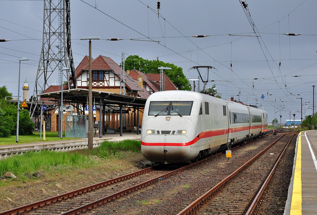 Der 401 101 steht am 14.05.2014 in Warnemünde.