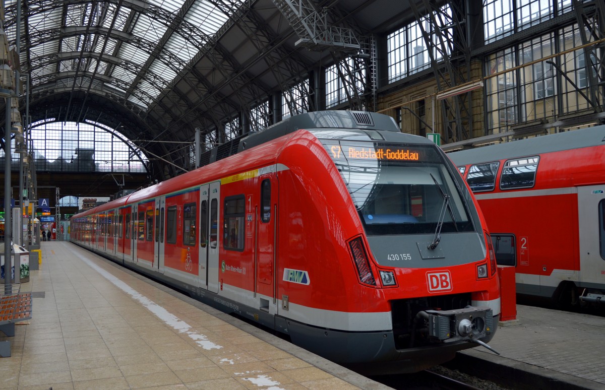 Der 430 155 als S7 nach Riedstadt-Goddelau im Frankfurter Hbf am 26.04.2015