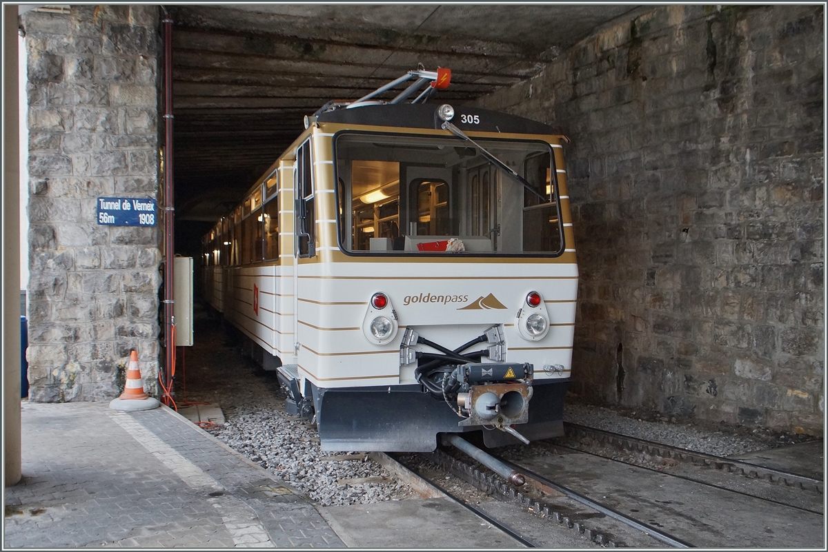 Der 56m lenge Tunnel von Vernex von 1908 ist eigentlich gar kein richtiter Tunnel, sondern eine Höhle, welche den Rochers de Naye Züge in Montreux das umsetzen von Geis 7 auf Gleis 8 ermöglicht.
Montreux, den 4. Sept. 2014