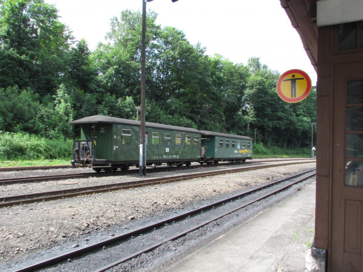 Der 790-474 und ein weiterer Personenwagen standen abgestellt in Cranzahl am 12.Juli.2013
