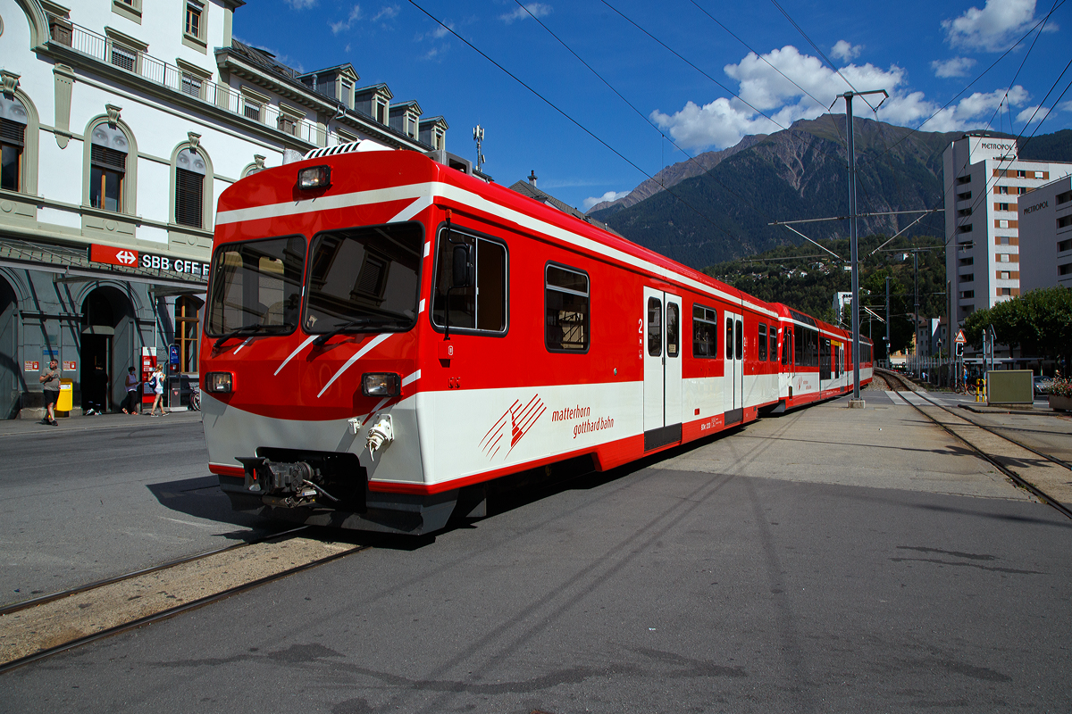 Der „KOMET“ MGB ABDeh 4/8 2027 ein Stadler Niederflur-Panoramatriebzug mit Zahnrad- und Adhsionsantrieb fhrt am 07.09.2021, mit vorangestellten Niederflur-Steuerwagen BDkt 2233 () als Regionalzug (R 43) nach Visp, in den Bahnhof Brig ein.

Der Niederflur-Steuerwagen BDkt 2233 ist ein sogenannter Kofferkuliwagen der ehem. Brig-Visp-Zermatt-Bahn (BVZ). Er wurde 1990 von Stadler, SWS und BBC gebaut, 2015 erfolgte in Umbau und Anpassung an die KOMET-Triebzge durch Stadler.

Wegen des Fahrverbots auf der Strae Tsch–Zermatt brauchte man fr die Shuttle-Zge zustzlichen Gepckraum. Deshalb entwickelte die BVZ zusammen mit Stadler einen Kofferkuliwagen, dessen Mittelteil so weit abgesenkt war, damit vom Perron her durch breite Tren in diesen Niederflurteil mit den Kofferrolliwagen eingefahren werden konnte. Die Sitzpltze ber den Drehgestellen waren gegen die Zugmitte gerichtet, sodass jeder Fahrgast sein Gepck berwachen konnte.

Die Wagen sind in Stahl/Aluminium-Mischbauweise aufgebaut und laufen auf modernisierten SWS-Drehgestellen von Holzkastenwagen. Bis 1990 wurden insgesamt 6 Wagen, die Hlfte davon Steuerwagen, gebaut (2231–2233, 2235–2237). Seit der Ablieferung von vier Triebzgen (BDSeh 4/8 2051–54) fr den Shuttle-Verkehr, dienen noch drei Wagen als Reserve, die anderen drei sind als Velotransportwagen fr das Goms adaptiert worden.

die drei Steuerwagen durch Stadler fr den Betrieb mit den Triebzgen vom Typ KOMET (2011–14, 2021–28, 2051–54, 2131–34) angepasst und werden fr den Gepck- und Velotransport sowie als Reserve fr die Shuttle-Zge Tsch–Zermatt eingesetzt. Die drei Zwischenwagen 2235–37 verkehren als Velowagen im Goms.

TECHNISCHE DATEN des BDkt (Steuerwagen):
Anzahl Fahrzeuge: 3 Stck (BDkt 2231 - 33)
Spurweite:  1.000 mm
Achsanordnung: 2‘2‘
Lnge ber Kupplung: 
Leergewicht: 19,5 t
Dienstgewicht (max.): 26,7 t
Sitzpltze: 29 (2.Klasse)
Stehpltze: 63
Ladeflche: 21 m
Hchstgeschwindigkeit: 80 km/h