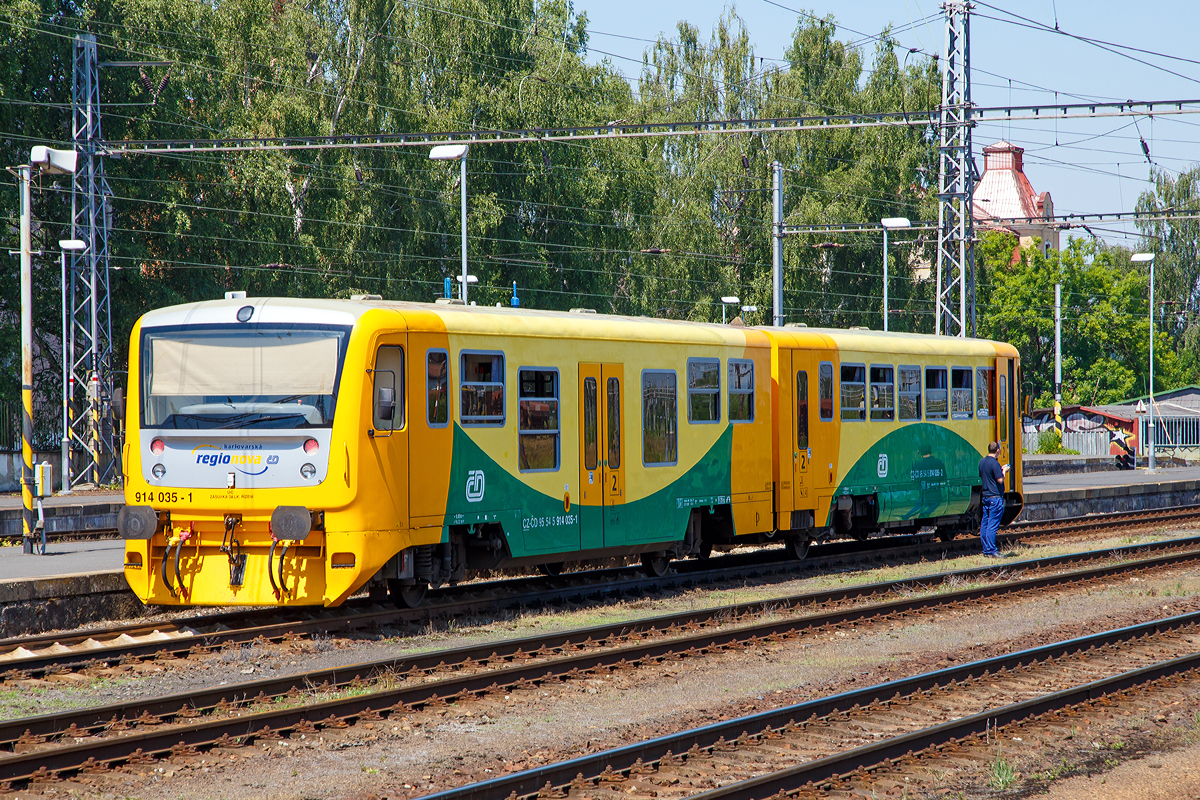 Der „Regionova“ 814 035-2 / 914 035-1 (CZ ČD 95 54 5 814 035-2 / CZ ČD 95 54 5 914 035-1), ein niederfluriger Dieseltriebwagen der tschechischen České dráhy (ČD), steht am 01.07.2015 im Bahnhof Cheb (Eger).

Die Fahrzeuge der ČD-Baureihe 814/914 entstanden im Rahmen eines Rekonstruktionsprogrammes (2005 bis 2012) aus den Fahrzeugen der ČD-Baureihe 810,ex ČSD M 152.0  Chcípák  (Brotbüchse). Von den ČD werden sie als „Regionova“ vermarktet.

Technische Merkmale:
Wesentliche Veränderungen gegenüber der Ursprungsbauart sind eine neue, leistungsfähigere Antriebsanlage mit dem Dieselmotor TEDOM M1.2C ML 640SE (ehemals LIAZ), welcher unter dem Wagenboden untergebracht ist. Es handelt sich um einen Viertakt-Reihen-6-Zylinder-Dieselmotor  mit Turbolader und Ladeluftkühler. Jeder Zylinder hat zwei Einlass- und zwei Auslassventile und eine Einspritzdüse. Die Kraftstoffeinspritzung erfolgt direkt; es wird von einer elektronisch gesteuerten Einspritzpumpe bereitgestellt. Die Ventile werden von einer einzigen Nockenwelle angetrieben. Der Ventiltrieb ist vom Typ OHV (überhängende Ventile). Die Abgase werden durch das Auspuffrohr auf das Dach des Fahrzeuges geleitet. Der Verbrennungsmotor erfüllt die EURO II-Emissionsgrenzwerte. Die Motorkühlung wird wie Wasser gehandhabt – die Kühlung des Motorkreislaufs und des Getriebes erfolgt über einen Aluminiumkühler der Firma AKG. Der Kühlerlüfter wird hydrostatisch angetrieben. Die Schmierung des Verbrennungsmotors erfolgt durch unter Druck stehendes Öl. 

Die Kraftübertragung vom Dieselmotor erfolgt über ein hydromechanisches Getriebe VOITH DIWA 864.3E auf die Achse. Zudem wurde eine bequemere Innenausstattung mit behindertengerechter Toilette, bessere Arbeitsbedingungen für den Lokführer, bessere Fahreigenschaften und geringere Umweltauswirkungen der Antriebsanlage erreicht. Die Regionova sind nach wie vor mit Schraubenkupplung ausgerüstet und somit mit anderen Fahrzeugen freizügig kuppelbar.

Im Steuerwagen, der zwischen den Radsätzen einen Niederflurbereich auf etwa 50 % der Wagenlänge aufweist, befinden sich das Traglastenabteil, eine Auffahrrampe für Rollstühle, die Toilette und 34 Sitzplätze. Der Einstieg liegt in diesem Bereich in Wagenmitte. Der Triebwagen, in normaler Bodenhöhe aufgebaut, besitzt Fahrgastabteile mit 50 Sitzplätzen. Die Antriebsanlage liegt wie bei der Ursprungsbauart unter dem Wagenboden, auch die Lage der Einstiege wurde bei den Triebwagen nicht verändert.

Neben der Baureihe 814.0 wurden ab 2007auch Fahrzeuge  zur dreiteiligen (Trio) Baureihe 814.2 umgebaut. Eine solche Einheit besteht dann aus zwei Motorwagen und einem Mittelwagen. Die dreiteiligen Züge bieten 135Sitzplätze anstatt bei den zweiteiligen Wagen 84. 

TECHNISCHE DATEN der BR 814.0/914.0 (zweiteilig / Duo):
Hersteller: BR 810 Vagónka Studénka  (heute Škoda Vagonka a.s.) 
Umbau: Pars Nova a.s. in Šumperk (heute auch Škoda)
Spurweite: 1.435 mm (Normalspur)
Achsformel: 1'A' + 1'1
Länge über Puffer: 28.440 mm
Leergewicht: 39.6 t
Radsatzfahrmasse: 9,75 t
Motorentyp: 1x TEDOM M1.2C ML 640SE (ehemals LIAZ)
Motorhubraum: 11.946 Liter (Bohrung 130 mm / Hub 150 mm)
Installierte Leistung: 242 kW bei 1.950 U/min
Getriebe: Voith Diwa 864.3E
Leistungsübertragung: hydromechanisch
Anfahrzugkraft: 54 kN
Höchstgeschwindigkeit: 90 km/h
Sitzplätze: 84
Stehplätze: 105
Fußbodenhöhe: 570 mm (Niederflurteil)
