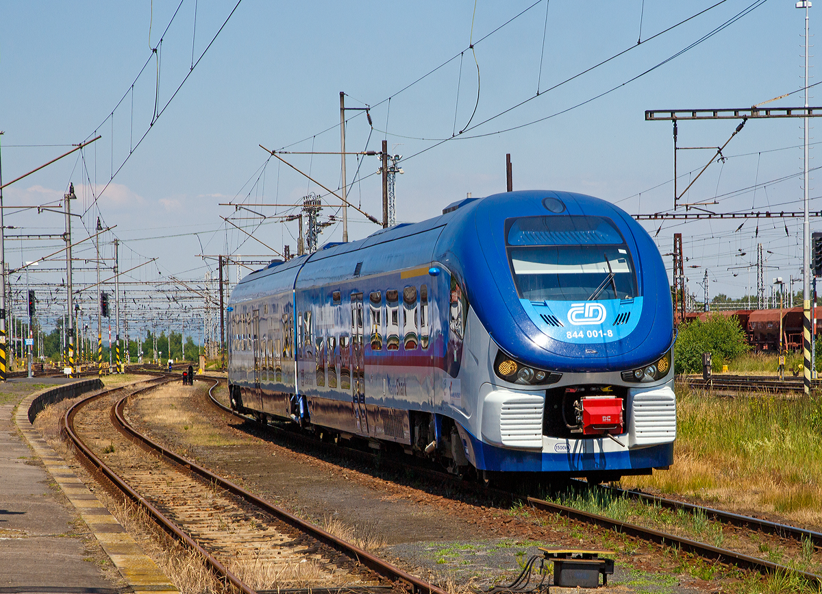 Der „RegioShark“  ČD 844 001-8  (CZ ČD 95 54 5 844 001-8 ), ein Dieseltriebzug vom Typ PESA LINK II (Projektname DMU 120), der ČD Karlovarsk kraj (Karlsbader Region) fhrt am 01.07.2015 in den Bahnhof Cheb (Eger) ein.

Dieser ist der im Mai 2012 gelieferte Prototyp vom dem polnischen Hersteller PESA Bydgoszcz. Insgesamt wurden 31 Fahrzeuge von der ČD (Česk drhy) bestellt.

Die Fahrzeuge setzen sich aus zwei weitgehend identischen Hlften zusammen, die ber ein nicht angetriebenes Jakobsdrehgestell verbunden sind. Angetrieben werden die beiden ueren Drehgestelle ber zwei MTU-Powerpacks, vom Typ MTU 6H 1800 R85 mit je 390 kW Leistung, die unter dem Wagenfuboden angeordnet sind. Die Leistungsbertragung erfolgt mittels hydromechanischem Getriebe auf jeweils beide Achsen der Triebdrehgestelle. Bei Strecken mit Steigung hrt man im Innenraum sehr stark wie die Motoren arbeiten mssen, ansonsten sind die Fahrzeuge aber sehr Laufruhig.

Zwischen den Drehgestellen ist der Fahrgastraum niederflurig ausgefhrt, sodass an Bahnsteigen mit einer Hhe von 550 Millimetern ber Schienenoberkante ein barrierefreier Einstieg gewhrleistet ist. Der Fahrgastraum ist klimatisiert. 

Technische Daten:
Anzahl: 31 (bestellt)
Hersteller: PESA, Bydgoszcz, Polen
Spurweite: 1435 mm (Normalspur)
Achsformel: B'2'B'
Lnge ber Kupplung:  43.730 mm
Drehgestellachsstand:  2.100 mm
Hhe: 4.185 mm
Breite:2.900 mm
Dienstgewicht: 84,4 t
Hchstgeschwindigkeit: 120 km/h
Motoren: 2 Stck MTU Powerpack  6H 1800 R85L
Installierte Leistung: 	2 x 390 kW
Leistungsbertragung: hydromechanisch
Kupplungstyp: Scharfenberg
Sitzpltze: 120
