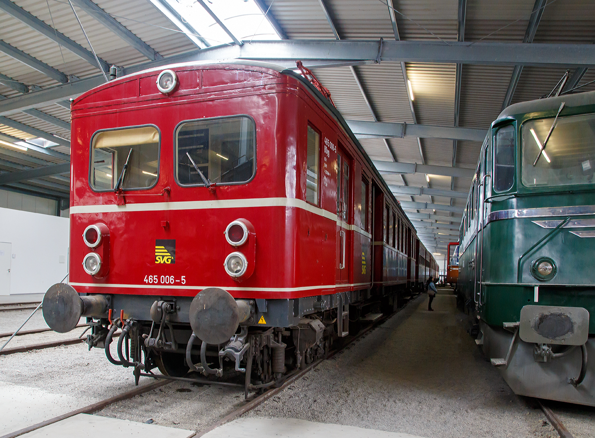 Der „Rote Heuler“ 465 006-5 BDyg, ex DR ET 65 06, ex DRG elT 1206, ausgestellt am 09.09.2017 in der SVG Eisenbahn-Erlebniswelt Horb.

Der Elektrotriebwagen wurde 1933 von der Maschinenfabrik Esslingen unter der Fabriknummer 18801 gebaut und als elT 1206 an die Deutsche Reichsbahn-Gesellschaft geliefert.

Die Elektrotriebwagen der Baureihe ET 65 (ab 1968 Baureihe 465 der DB) waren über Jahrzehnte das Rückgrat des Stuttgarter Vorortverkehrs. Sie bestanden jeweils aus einem Triebwagen (ET 65), einem Steuerwagen (ES 65) und bis 1960 zwei kurzgekuppelten, württembergischen, zweiachsigen Personenwagen. Ab 1960 wurden die beiden Mittelwagen bis zur Ausmusterung durch einen vierachsigen Umbau-Wagen ersetzt. Alle Fahrzeuge waren mit Vielfachsteuerung ausgerüstet. Mehrere Triebwageneinheiten konnten von einem Führerstand bedient werden.

Wegen des lauten „heulenden“ Fahrgeräusches und der weinroten Lackierung wurden die Fahrzeuge auch Rote Heuler genannt.

Aufbau:
Die Fahrzeugkästen und Rahmen und Drehgestelle waren in schwerer Niettechnik ausgeführt worden, die dritte Serie war geschweißt.

Die Einstiege aller Serien waren etwas in den Wagenkasten hinein versetzt worden. Die Triebwagen besaßen am Führerstandsende zusätzlich ein Gepäckabteil, das über eine seitliche Schiebetür verfügte. 

In jedem Drehgestell waren zwei in Reihe geschaltete Fahrmotoren (Typ EDTM 494) untergebracht. In einer Kammer im Fahrgastraum waren der Öltransformator mit dem Hauptschalter sowie die Steuermaschine zur Schaltung der Fahrstufen untergebracht.

Auf dem Triebwagen waren zwei Stromabnehmer der Bauart SBS 9, später auch SBS 10 und DBS 54 montiert, von denen der Strom über einen Dachleitung zum Hauptschalter geführt wurde. Beim SBS 9 und 10 wurde mit beiden Bügeln gefahren, bei den DBS 54 nur ein Bügel angelegt.

Da Trieb- und Steuerwagen einen festen Verbund bildeten, war jeweils nur an einem Ende ein Führerstand vorhanden

Geschichte:
Nach der Elektrifizierung der Strecke Stuttgart–München über die Geislinger Steige 1933 stellte die Deutsche Reichsbahn in zwei Serien 21 Triebwagen mit Steuerwagen in Dienst, die als Baureihe elT 12 eingereiht wurden. Zur Kapazitätserweiterung wurden 1933/34 noch 44 ehemalige württembergische Doppelwagen hergerichtet, die paarweise zwischen Trieb- und Steuerwagen gekuppelt wurden. Dazu wurden zweiachsige Stahlwagen der Bauart Bi Wü 29 und Ci Wü 29 mit elektrischer Heizung und Steuerleitung ausgerüstet und als Biel Wü 29 bzw. Ciel Wü 29 bezeichnet. Sie hatten auf beiden Seiten Endeinstiege und einen Mitteleinstieg. Alle Triebwagen erhielten von Beginn an das seit 1932 gültige Farbschema der Deutschen Reichsbahn in weinrot/beige.

Eine dritte Serie mit vier Einheiten folgte 1938. So standen insgesamt 25 Triebwageneinheiten für den Vorortverkehr Esslingen–Stuttgart–Ludwigsburg in Dienst. Diese letzte Serie hatte bereits geschweißte Wagenkästen und Drehgestelle der Bauart Görlitz. Der Verkehr auf der Stammstrecke wurde im Zwanzig-Minuten-Takt abgewickelt, im Berufsverkehr wurden dazu drei Einheiten gekuppelt. Der Anstrich in rot/beige entsprach den damaligen Normen. Die Fahrzeuge wurden von der Maschinenfabrik Esslingen gebaut. Die elektrische Ausrüstung stammt von der Firma BBC. 1940 wurde die Bauart in ET 65 (Triebwagen) bzw. ES 65 (Steuerwagen) und EB 65 (Beiwagen) umbenannt. 1942 erhielten alle ET 65 das neue Farbschema in Rot mit beigen Zierlinien, das nach dem Krieg auch von der Deutschen Bundesbahn übernommen wurde. Die Züge erfüllten von Beginn an die in sie gesetzten Erwartungen.

Von 1961 bis 1963 wurden die Triebwagen im AW Stuttgart-Bad Cannstatt einer weiteren Modernisierung unterzogen. Hauptmerkmal war die neue DB-Einheitsfront, wie sie viele Altbau-Triebwagen erhalten haben, die Frontfenster wurden vergrößert und Doppellampen und ein oberes Spitzenlicht eingebaut. In der zweiten Klasse wurden die Holzbänke durch Polstersitze ersetzt. Die Sitzplatzzahl in jedem Triebwagen wurde dabei von 73 auf 58 verringert. Mit vier neuen Fahrmotoren ausgerüstet, erreichten die Triebwagen eine Höchstgeschwindigkeit von 85 km/h. Die alten württembergischen Wagen wurden durch Umbau-Wagen der Bauart B4yg ersetzt, die als Mittelwagen der Baureihe EM 65 eingestellt wurden.

Ab 1968 wurden die Triebwagen als 465, die Mittel- und Steuerwagen als 865 bezeichnet. Ab 1970 trugen fast alle Triebzüge die für sie so typischen Werbeaufschriften an den Seiten.

Am 30. September 1978 endete der Planeinsatz der alten Triebwagen. Der Vorortverkehr wurde von den S-Bahn-Triebwagen der Baureihe 420 übernommen. 1979 wurden die meisten Triebwagen ausgemustert und verschrottet. Einige der Mittelwagen EM 65 wurden für den Einsatz in normalen Zügen umgebaut.

TECHNISCHE DATEN (ET 65):
Gebaute Anzahl:  25
Hersteller:  Maschinenfabrik Esslingen (mechanisch); BBC (elektrisch)
Spurweite: 1.435 mm (Normalspur)
Baujahre:  1933, 1938
Achsformel:  Bo’Bo’
Länge über Puffer:  20.300 mm
Leergewicht:  63,0 t
Höchstgeschwindigkeit: 85 km/h (ursprünglich 75 km/h) 
Stundenleistung:  804 kW
Stromsystem:  15 kV 16⅔ Hz AC
Anzahl der Fahrmotoren:  4
Sitzplätze:  58 