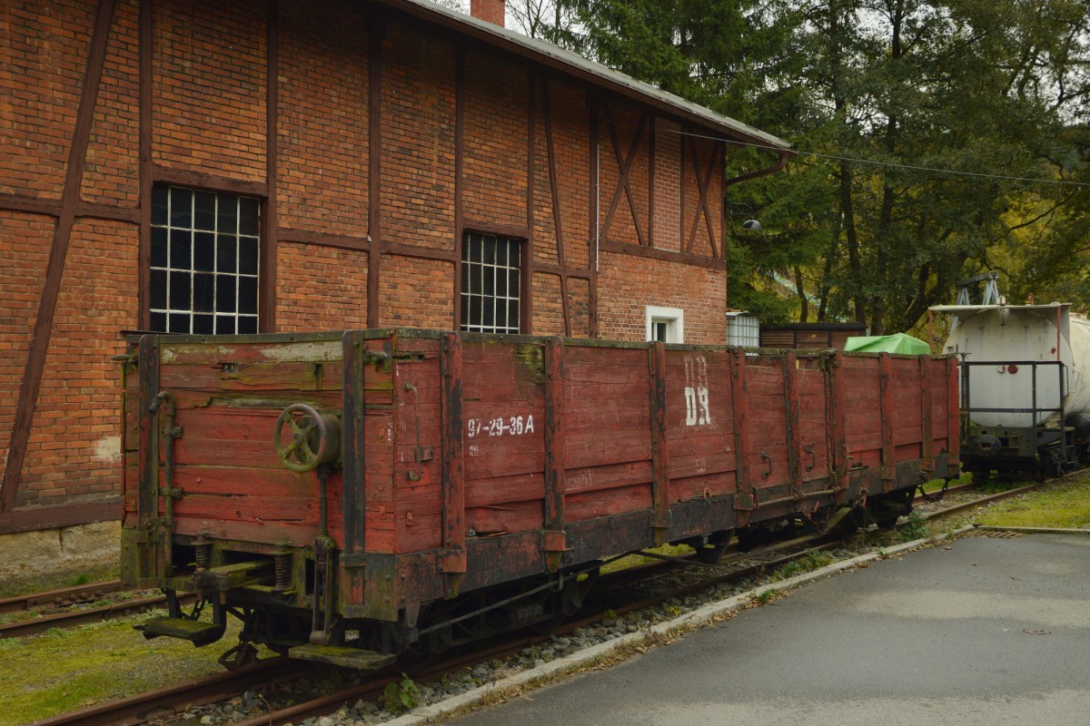 Der 97-29-36 stand am 23.10.2015 neben dem Rittersgrüner Lokschuppen. Für ihn waren die Mitarbeitet des Museums fleißig am Spendensammeln.