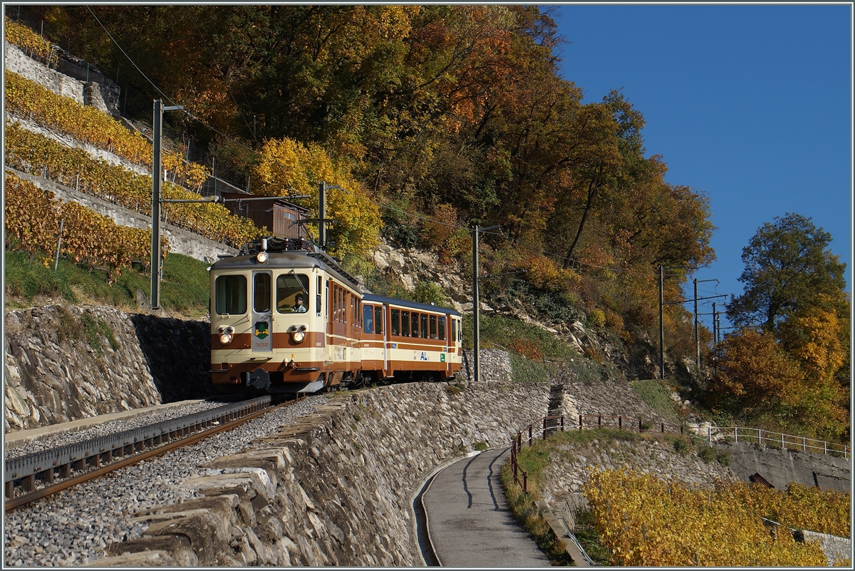 Der A-L BDeh 4/4 N° 302 an der nun schon bekannte Fotostelle oberhalb von Aigle. 
1. Nov. 2015