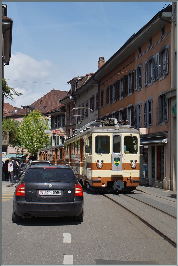 Der A-L Regionalzug 235 auf der Fahrt nach Leysin bei der hindernisreichen Fahrt durch die Altstadt von Aigle.
9. Mai 2015