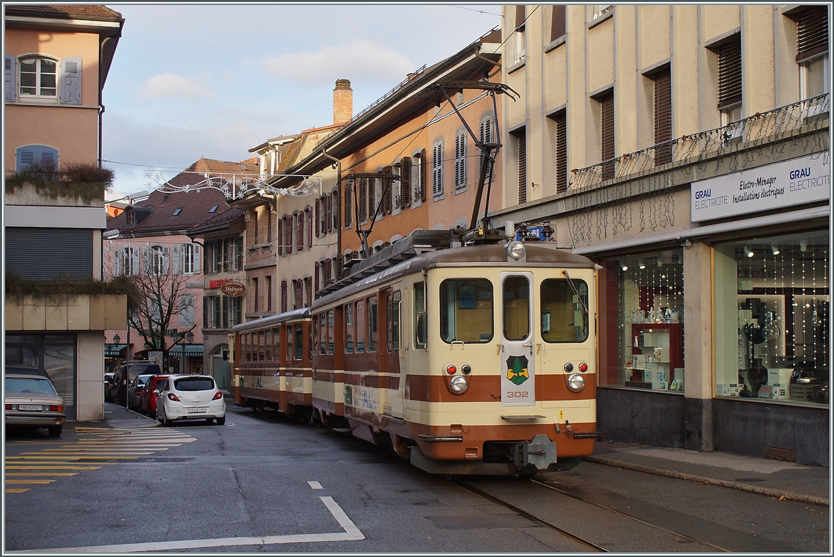 Der A-L Regionalzug 329 von Leysin nach Aigle bestehend aus dem Bt 351 und dem BDeh 4/4 302 erreichen auf der Fahrt zum Bahnhof von Aigle die Altstadt von Aigle, wo es wie zu sehne ist, ziemlich eng zu geht.

5. Dezember 2021