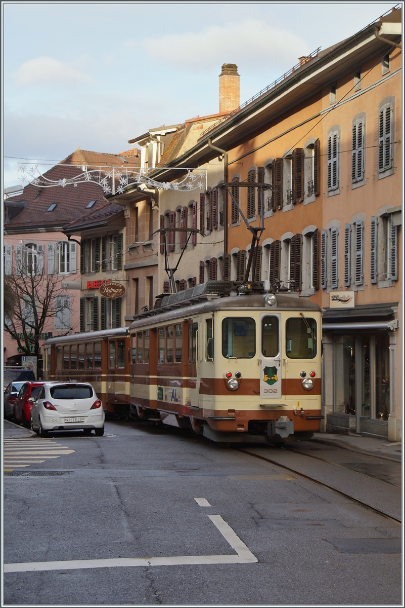 Der A-L Regionalzug 329 von Leysin nach Aigle bestehend aus dem Bt 351 und dem BDeh 4/4 302 erreichen auf der Fahrt zum Bahnhof von Aigle die Altstadt von Aigle, wo es wie zu sehne ist, ziemlich eng zu geht.

5. Dezember 2021