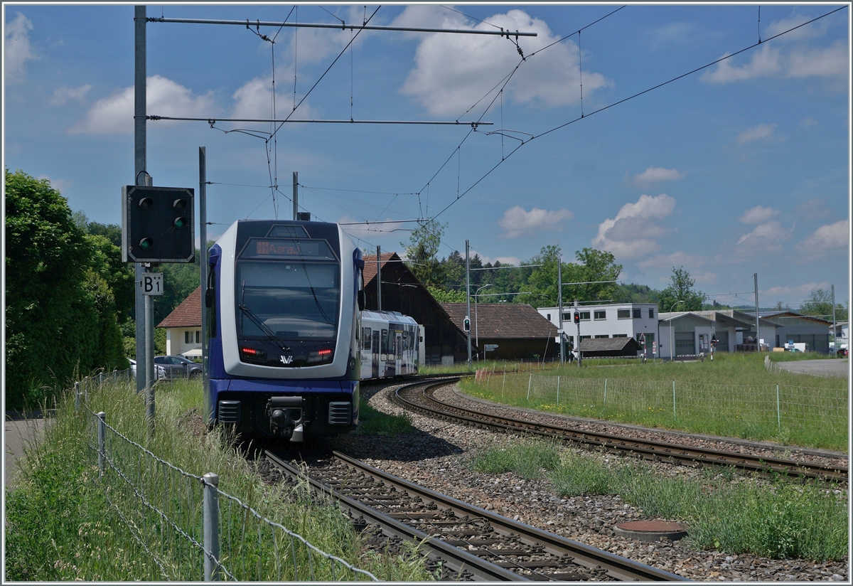 Der AAR ABe 4/12 73  Saphir  verlässt Gontenschwil in Richtung Aarau. 

14. Mai 2022
