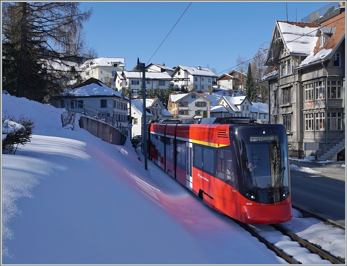 Der AB  Tango  ABe 4/6 4107 und Be 4/6 4007 erreichen Trogen. Obwohl der Zug als Einheit erscheint und oft als ABe 8/12 bezeichnet wird, sind die beiden Hälften gesondert angeschrieben. 

24. März 2021