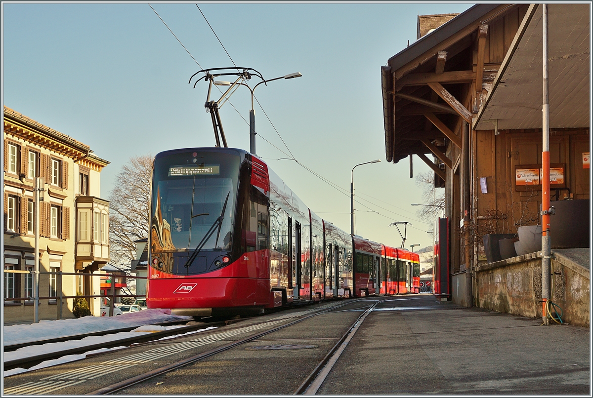 Der AB  Tango  Be 4/6 4007 und ABe 4/6 4107 hat Trogen erreicht und wartet nun auf die Rückfahrt nach Appenzell. Das Bahnhofsgebäude rechts im Bild scheint bald eine Neubau weichen zu müssen und dass im Vordergrund zu sehende Gleis ist nicht mehr mit übrigen Netz verbunden. 

24. März 2021