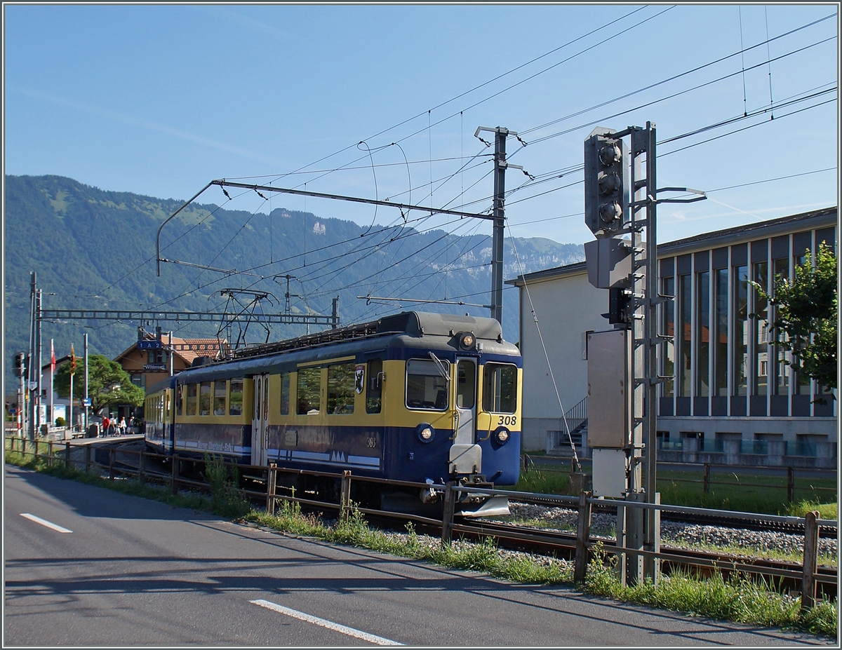 Der ABDe 4/4 308 der BOB verlässt mit vierzehenteiligen Regionalzug von Interlaken nach Lauterbunnen und Grindelwald den ersten Halt Wilderswil. 
12. Juli 2015