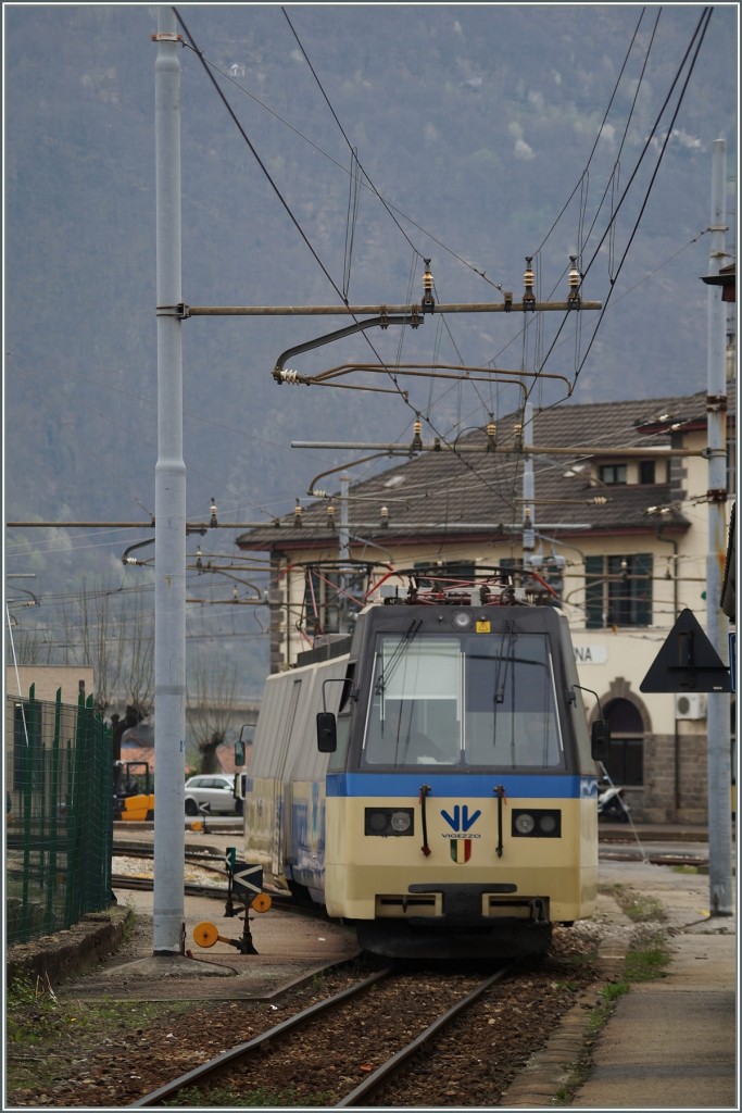 Der ABe 8/8 N° 24 erhielt einen neuen, den Panoramozügen gleichenden Wagenkasten, um bei Bedarf als Reservefahrzeug einzuspringen.
Domodossola, den 3. April 2014