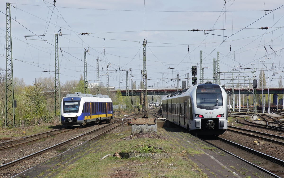 Der Abellio-Flirt 3 ET 25 2211 von Mönchengladbach nach Gelsenkirchen und der Lint 41 648 363 der Nordwestbahn von Duisburg nach Moers treffen sich am 22.04.2021 in Duisburg-Rheinhausen